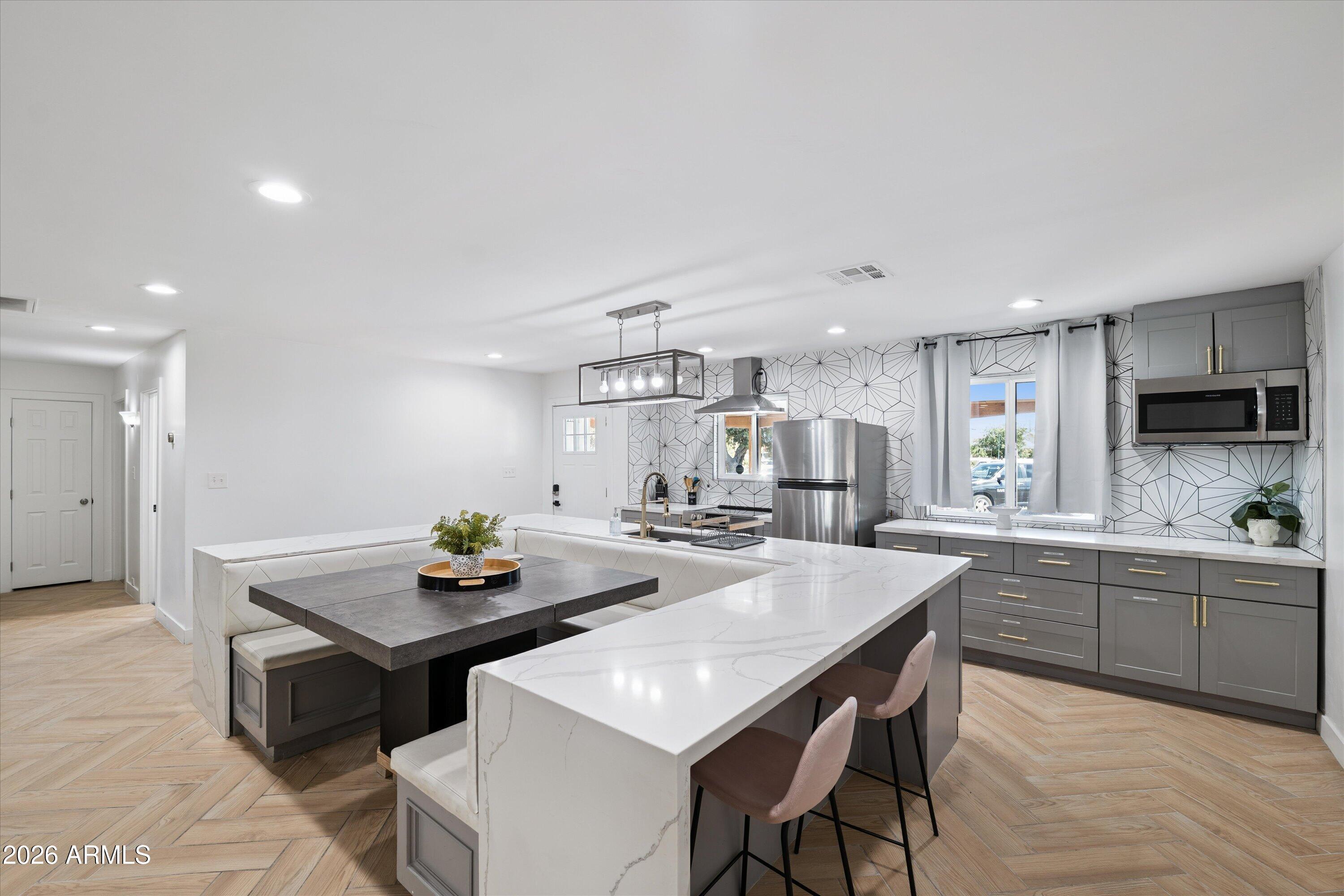 1720 W SUNNYSLOPE Lane