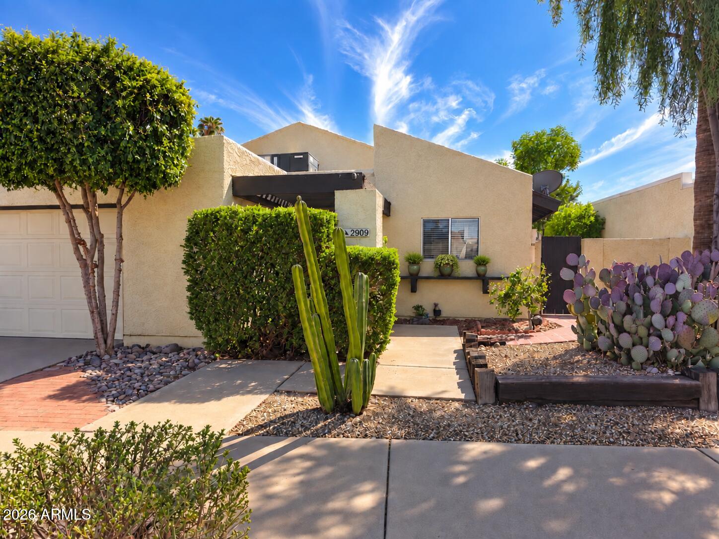 2909 W ALTADENA Avenue