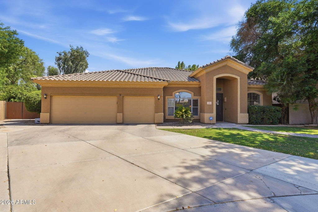 Photo of 1561 E Saratoga Court, Gilbert, AZ 85296 (MLS # 7043641)