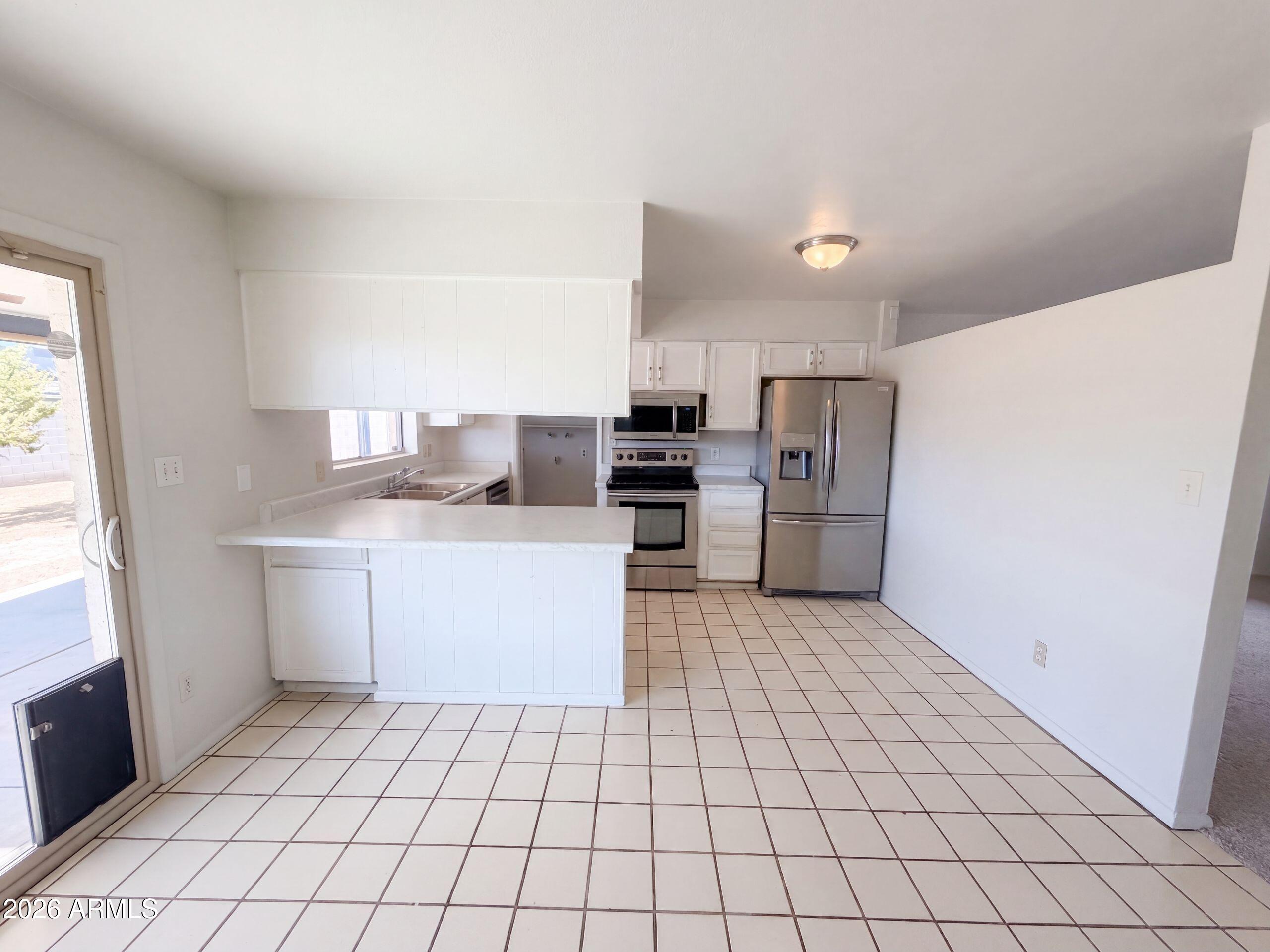 1413 W BEHREND Drive