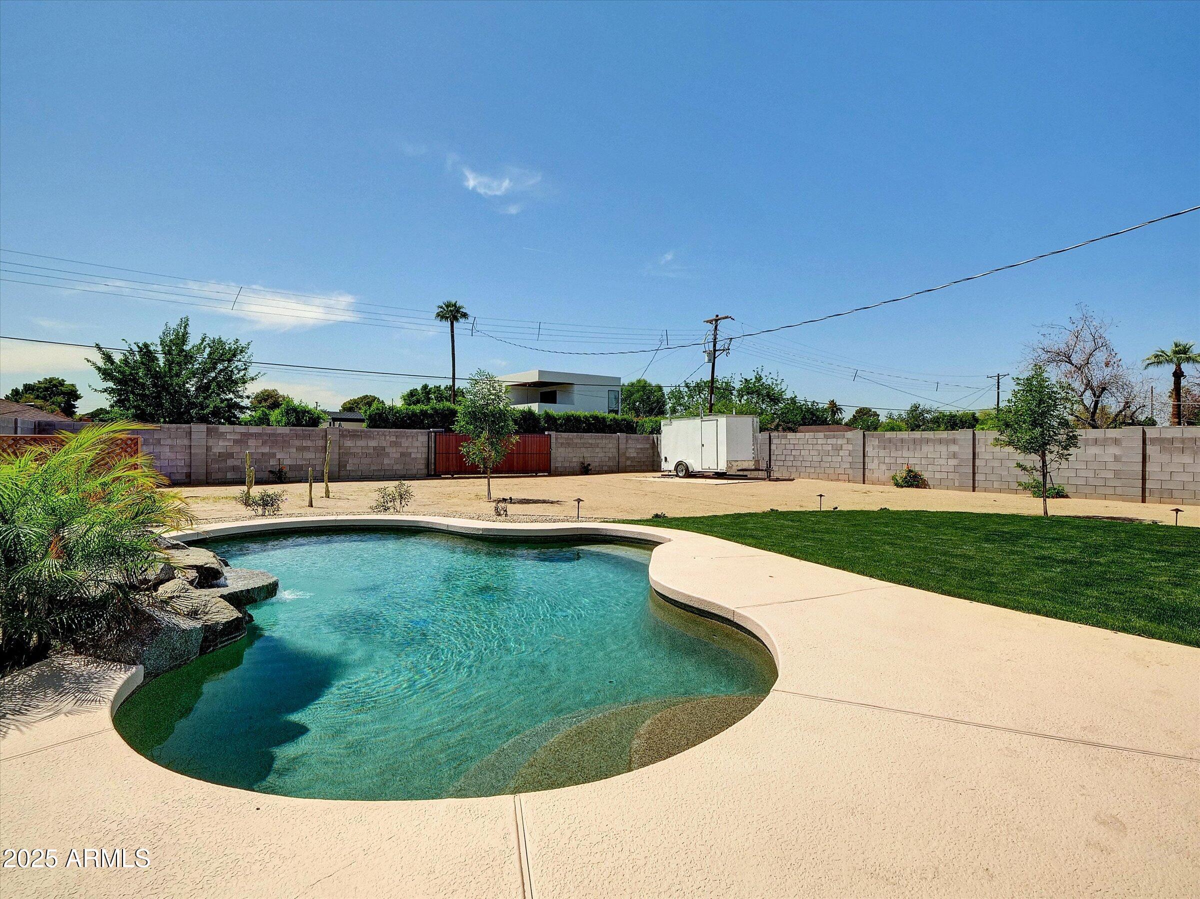 4337 E WILSHIRE Drive