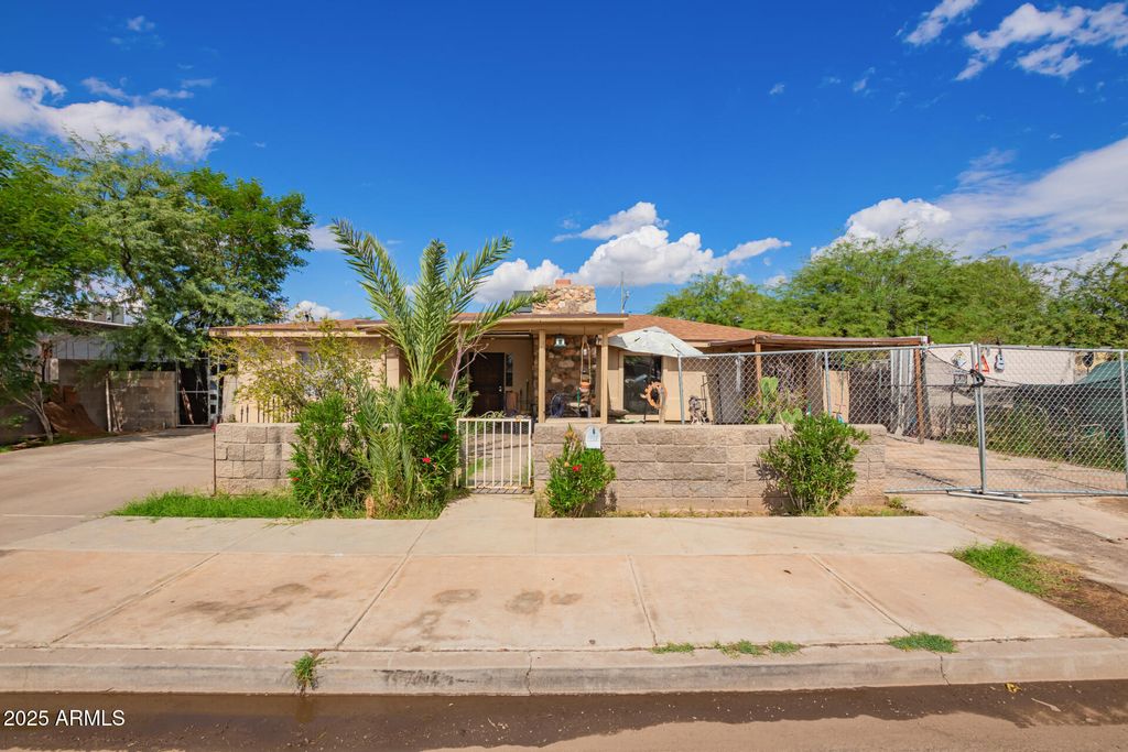 Photo of 1722 W Yuma Street, Phoenix, AZ 85007 (MLS # 6934607)