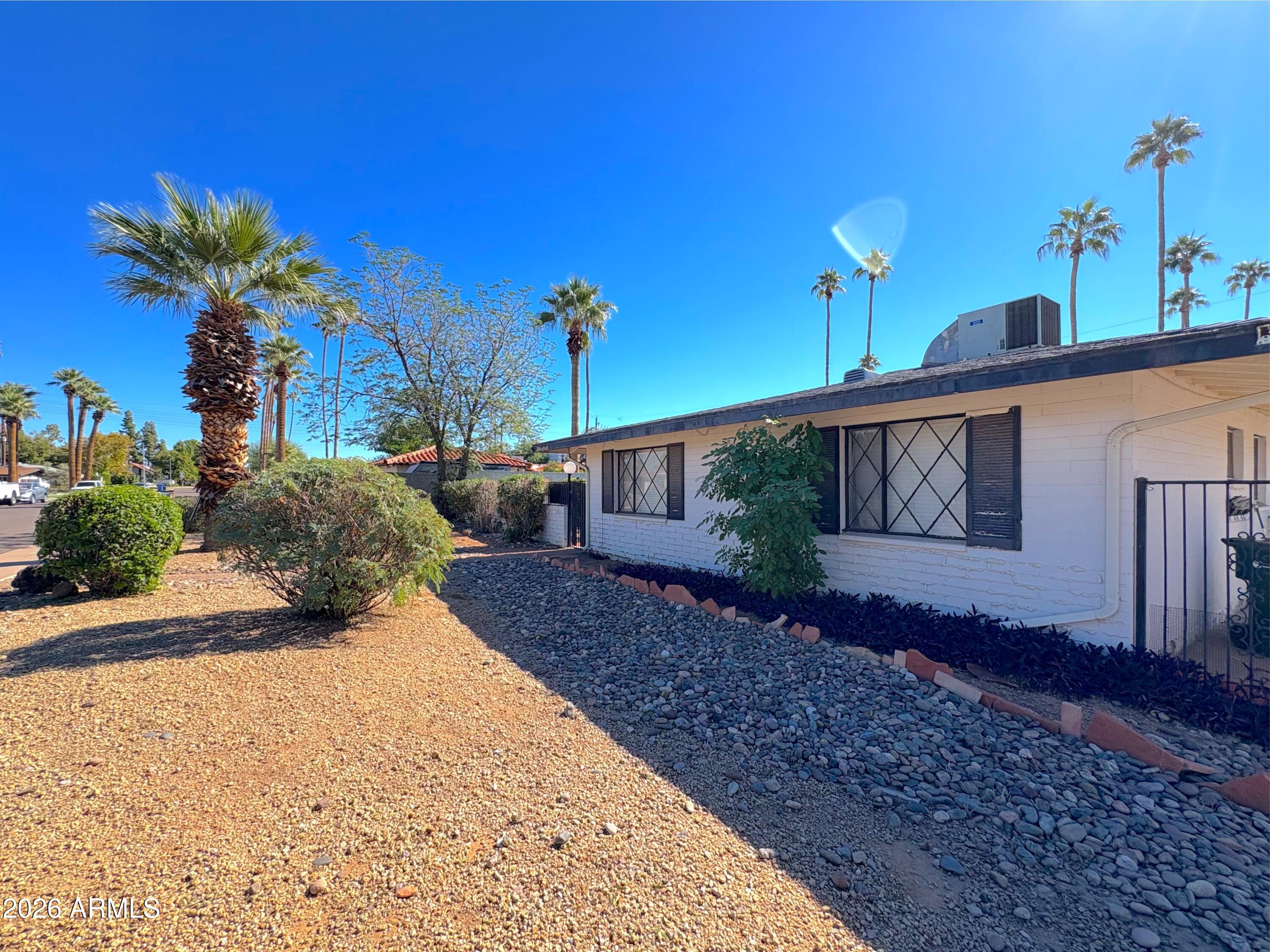 2711 E GLENROSA Avenue