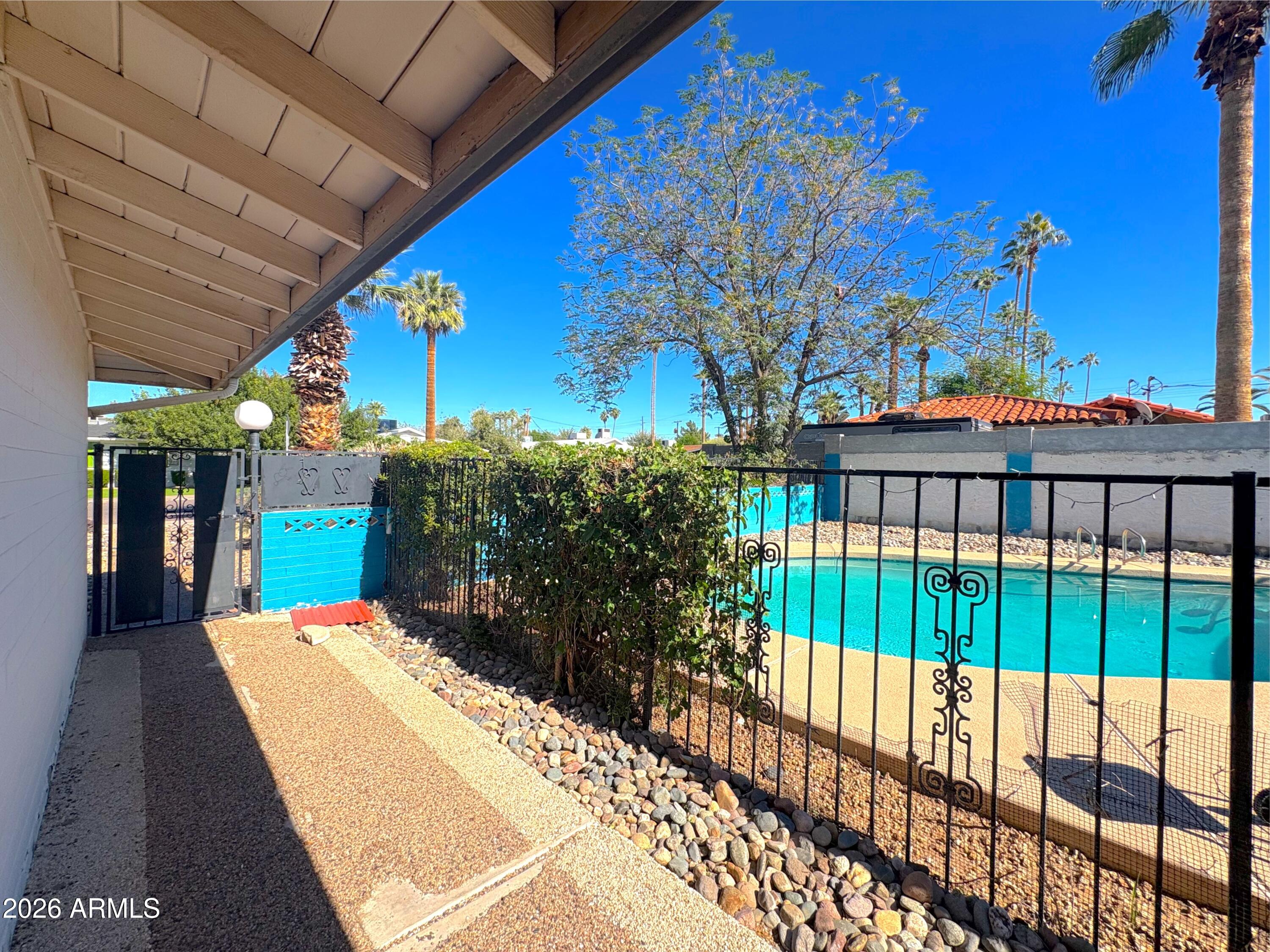 2711 E GLENROSA Avenue