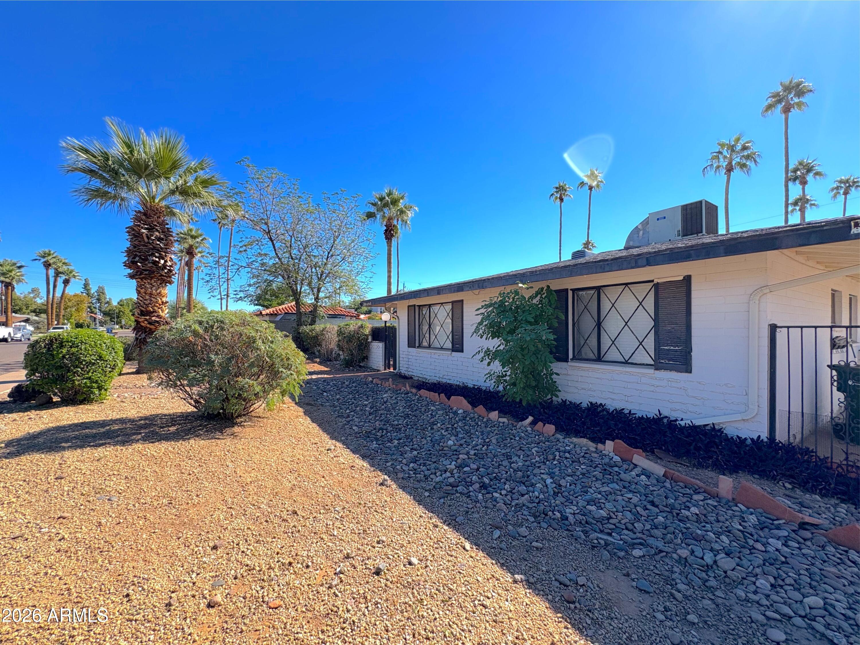 2711 E Glenrosa Avenue