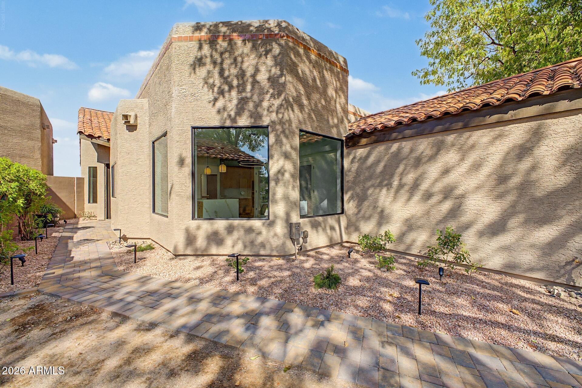 4024 E PARADISE Drive
