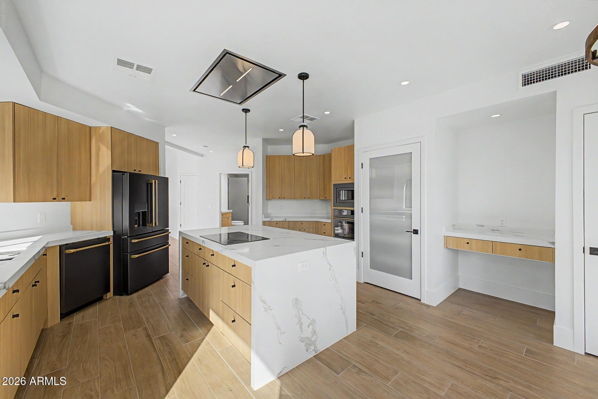 4024 E PARADISE Drive