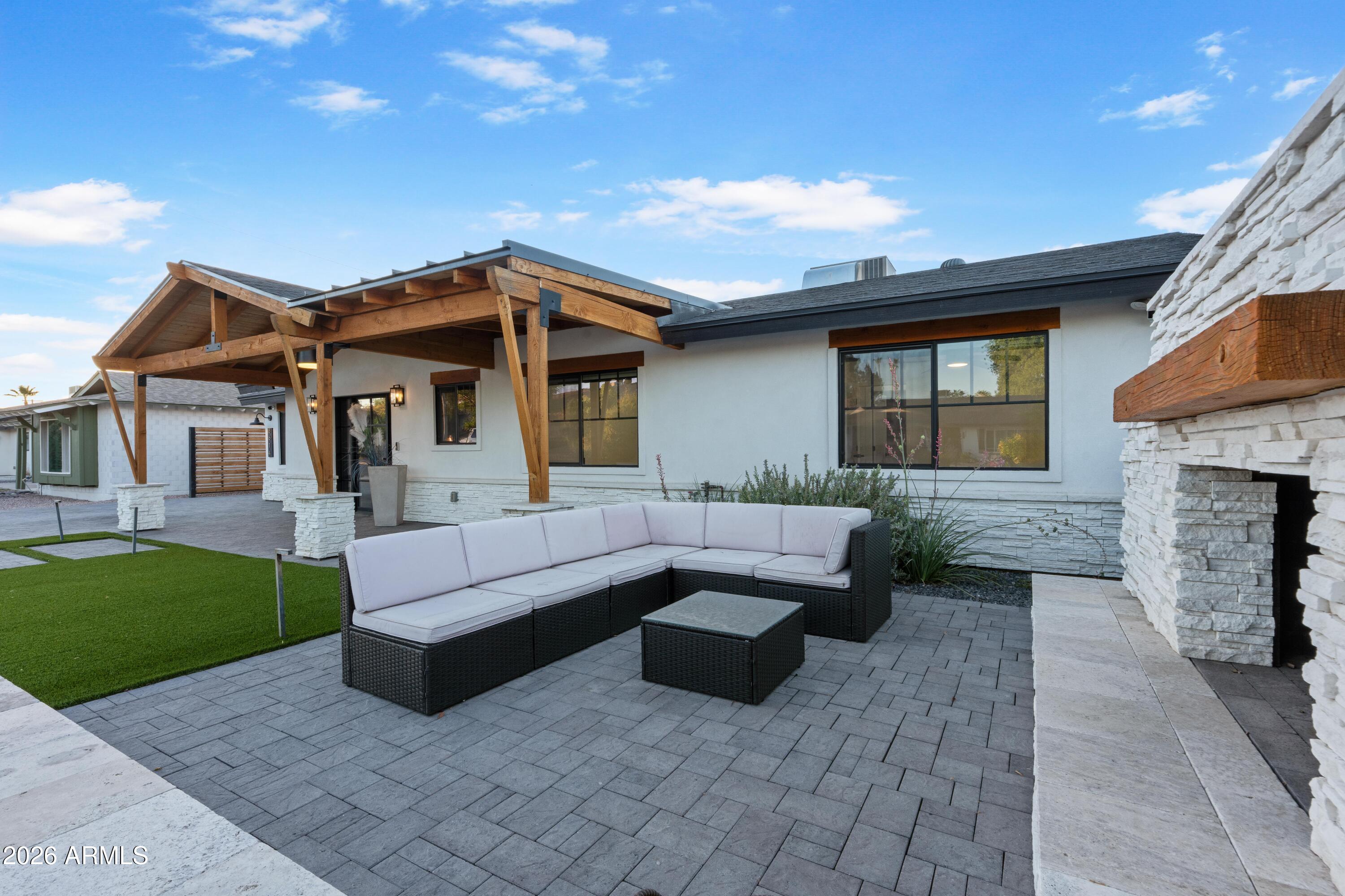 8614 E HIGHLAND Avenue