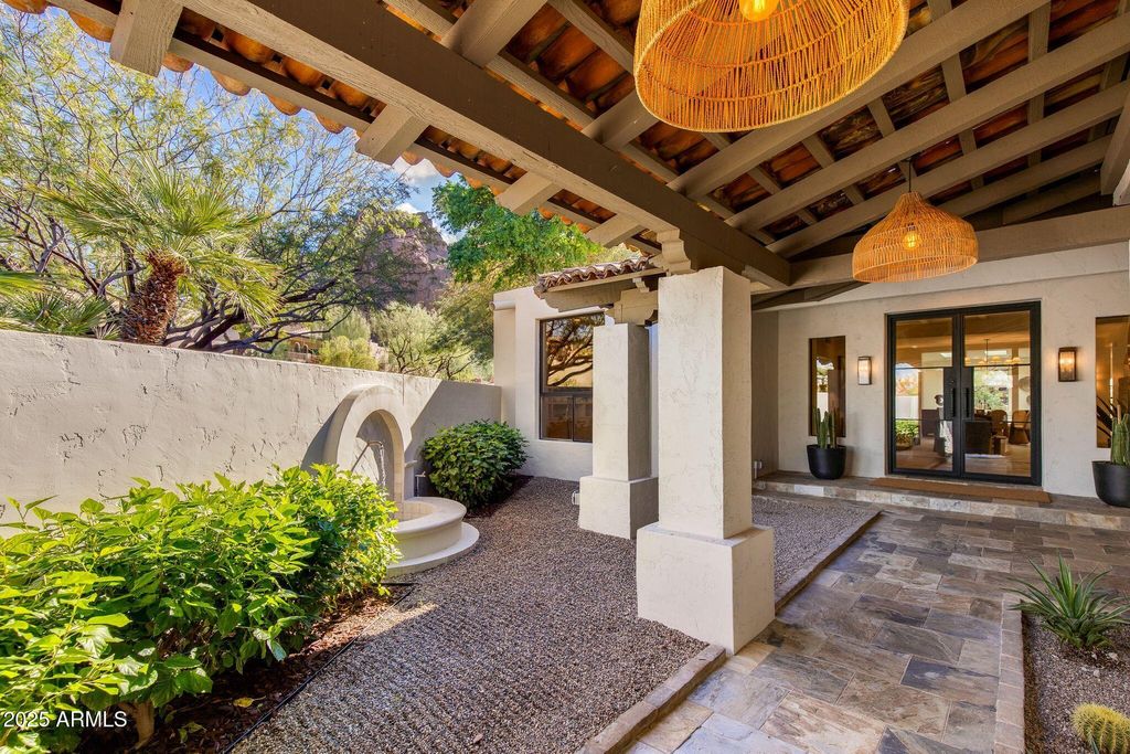 Photo of 5800 N Echo Canyon Lane, Phoenix, AZ 85018 (MLS # 6951714)