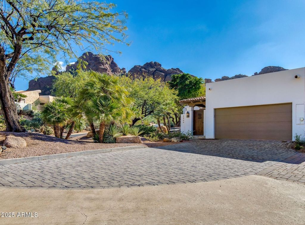 Photo of 5800 N Echo Canyon Lane, Phoenix, AZ 85018 (MLS # 6951714)