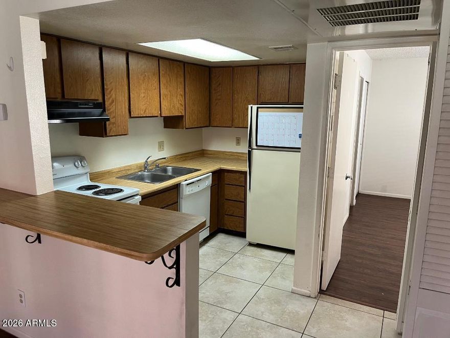 PERFECT for an ASU Student or hey Mom and Dad....buy it and visit your child at ASU!  Minutes from ASU and downtown Tempe! Wonderful 1 bedroom, 1 bathroom top-level corner unit. Security door, walk-in closet and community pool. Close to shopping, light rail and restaurants!  HOA dues covers Water, Trash, Sewer.  Community Pool too!....Hurry on this one!