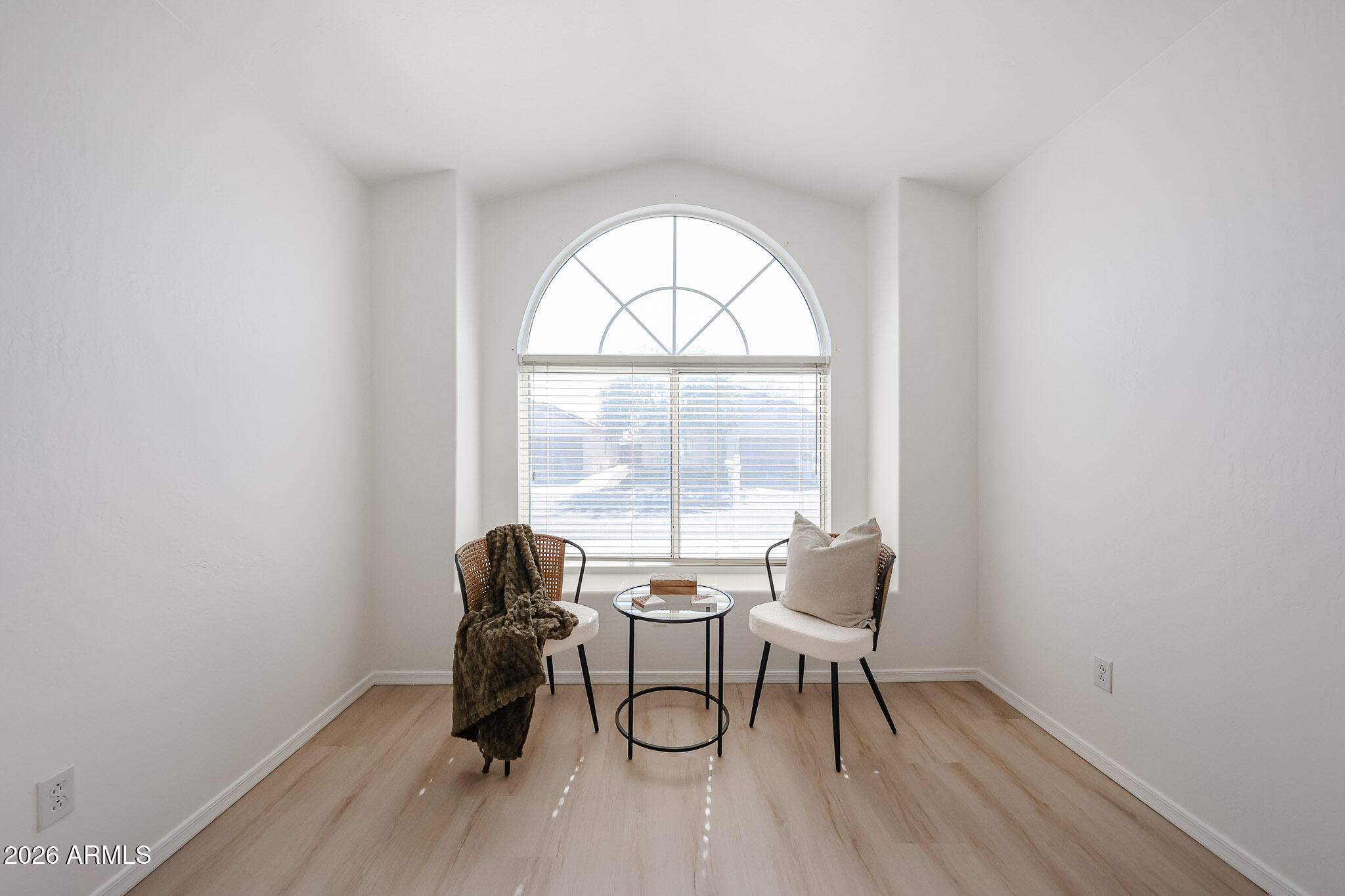 922 E BLACKHAWK Drive