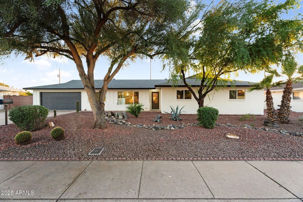 Photo of 1523 W Flynn Lane, Phoenix, AZ 85015 (MLS # 6952092)