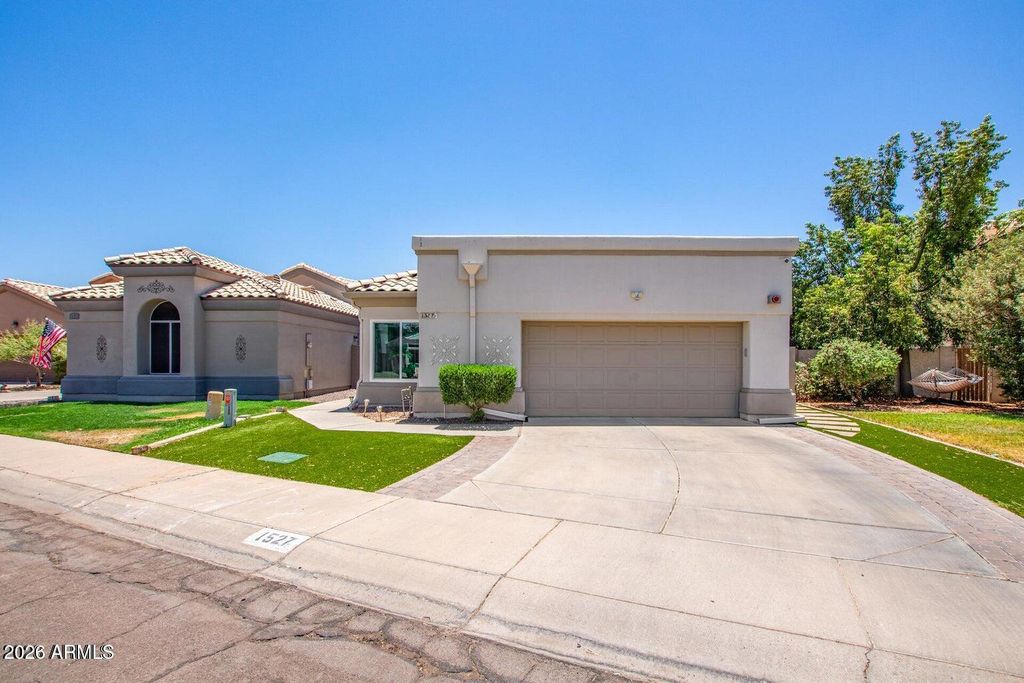 Photo of 1527 E Beacon Drive, Gilbert, AZ 85234 (MLS # 6991090)