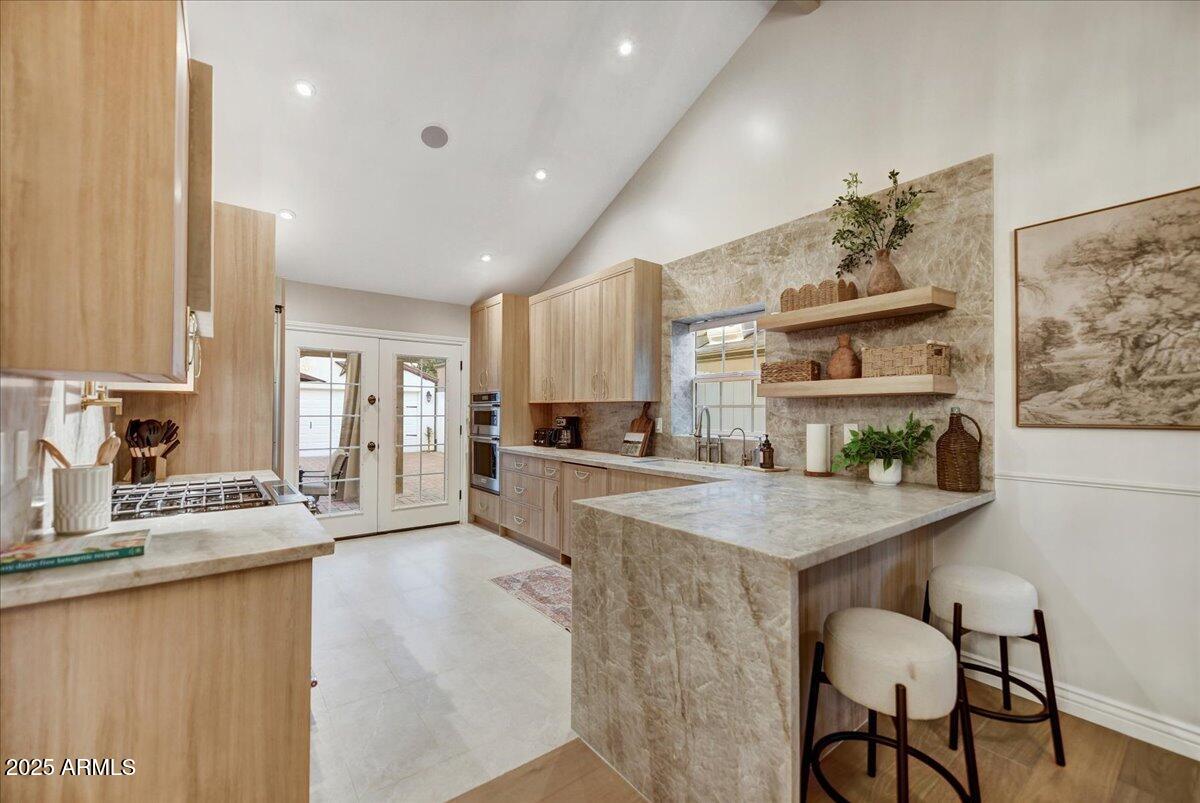 526 W WILSHIRE Drive