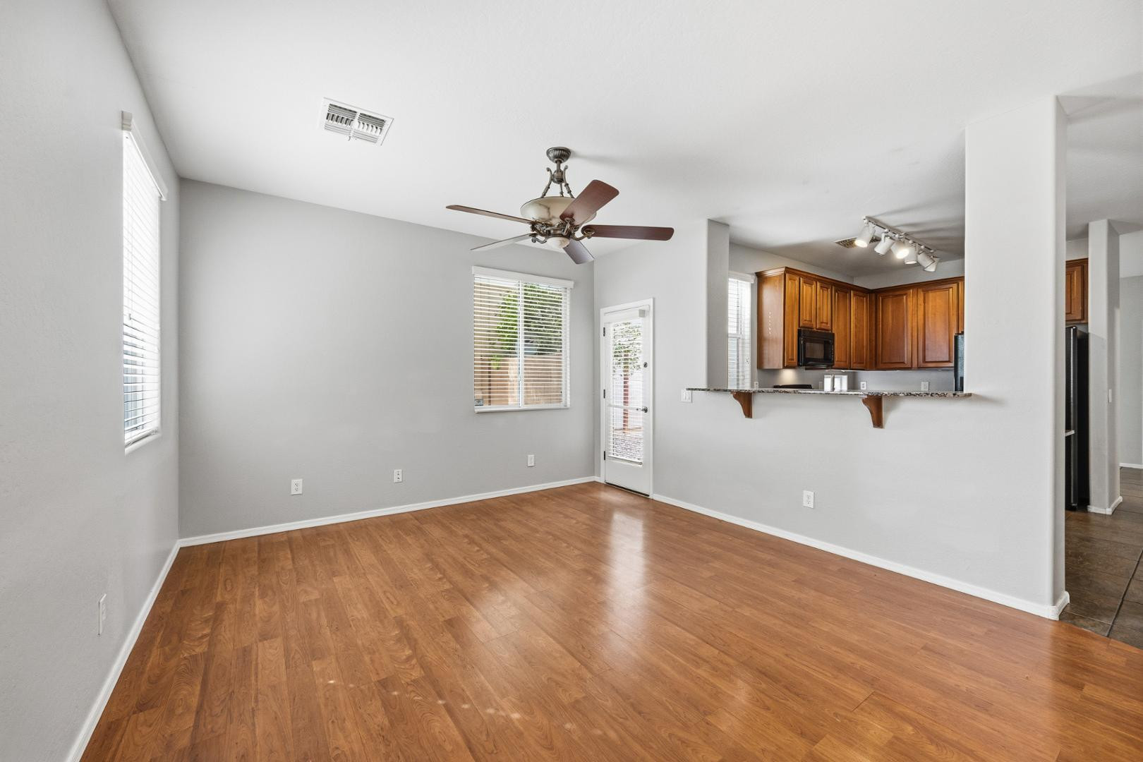 1637 S Wildrose