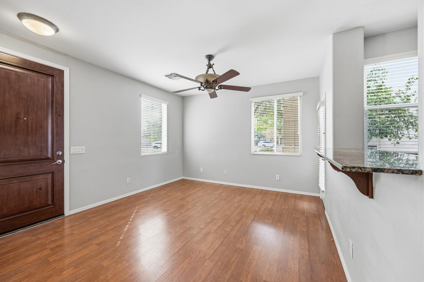 1637 S Wildrose