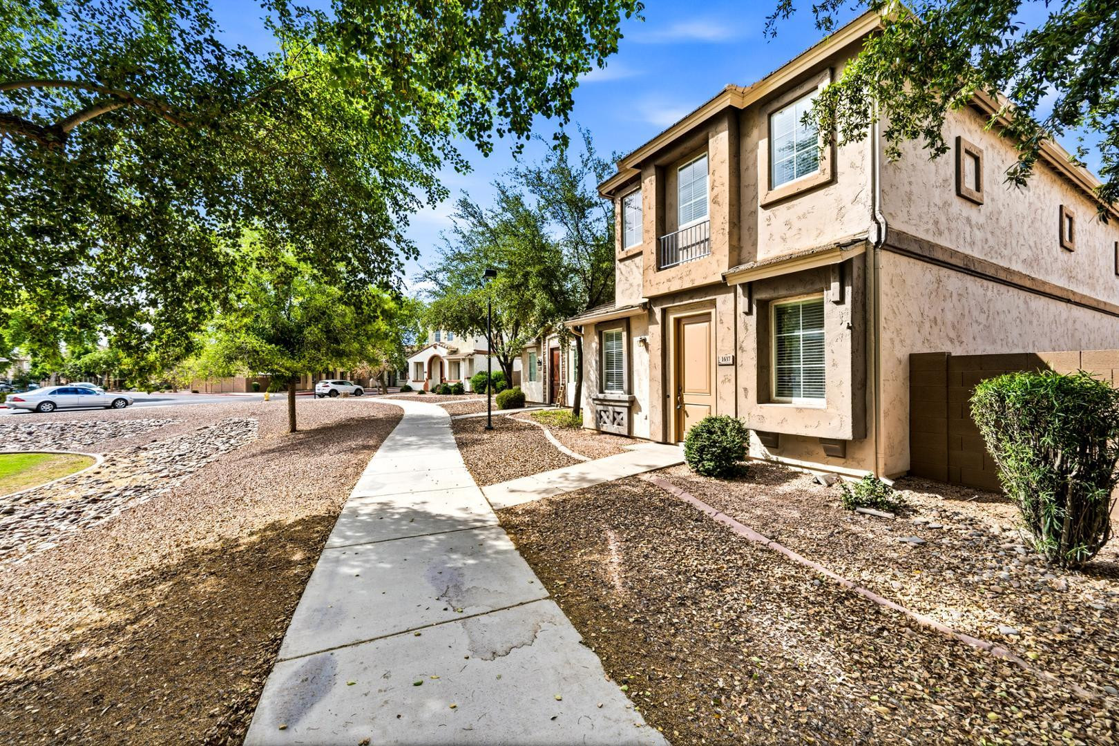 1637 S Wildrose