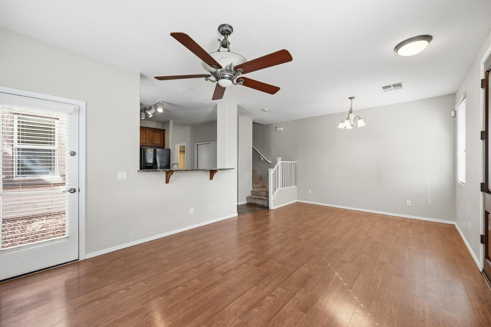 1637 S Wildrose