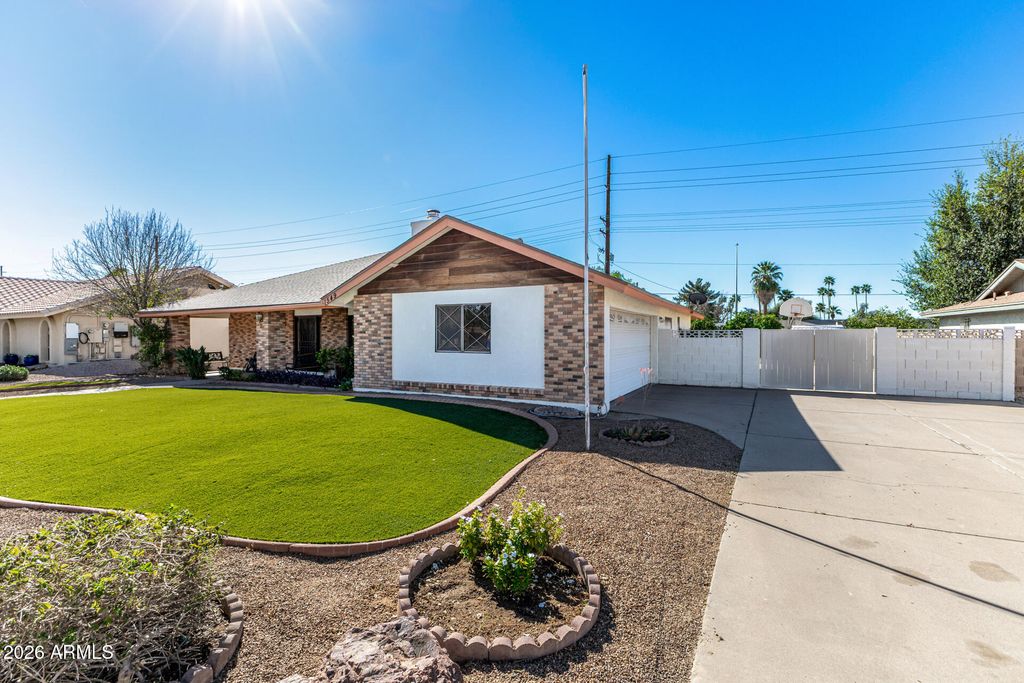 Photo of 1549 E Greenway Street, Mesa, AZ 85203 (MLS # 7000640)