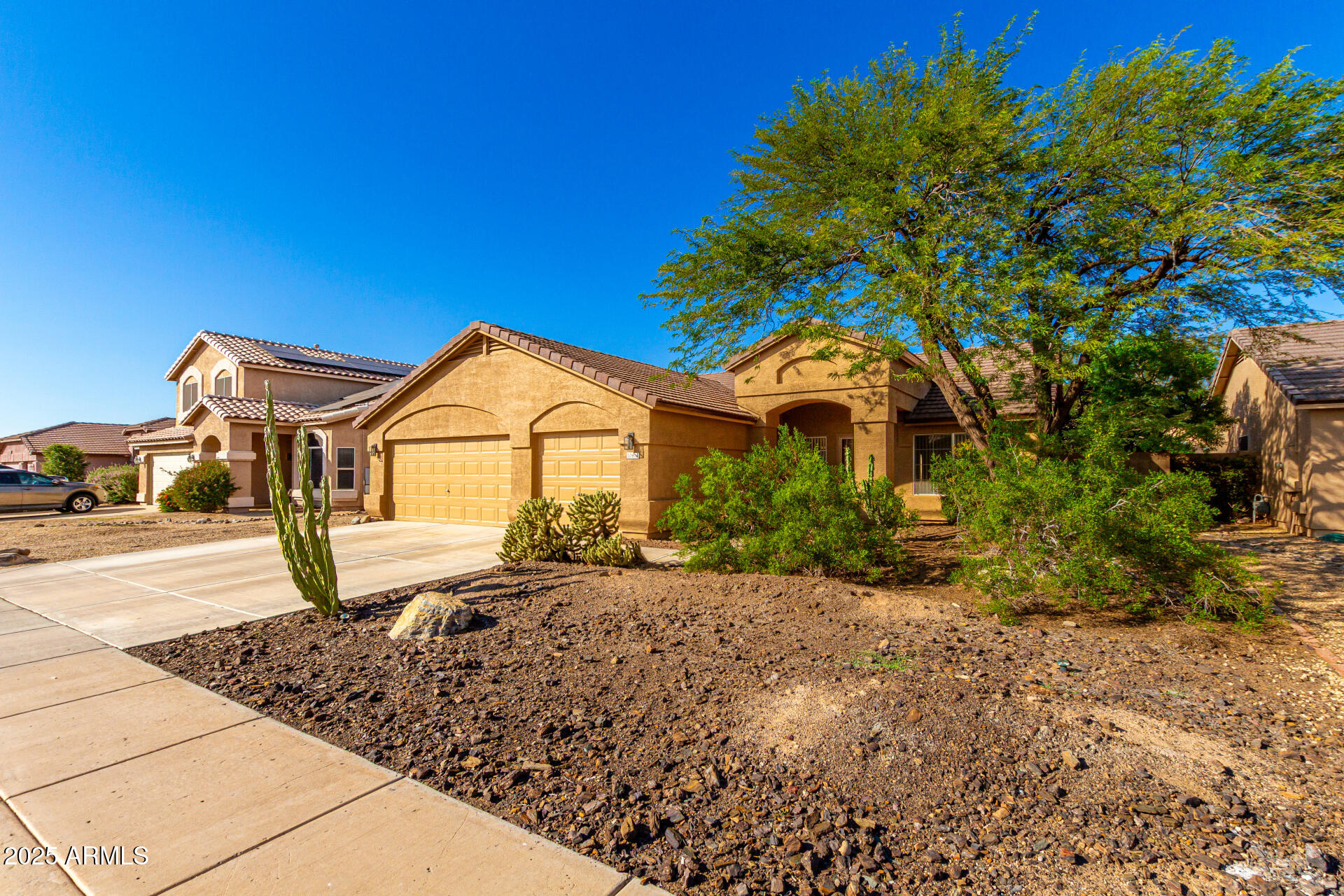 10816 W QUAIL Avenue