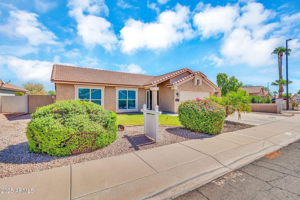 Photo of 613 S Monterey Street, Gilbert, AZ 85233 (MLS # 6926162)