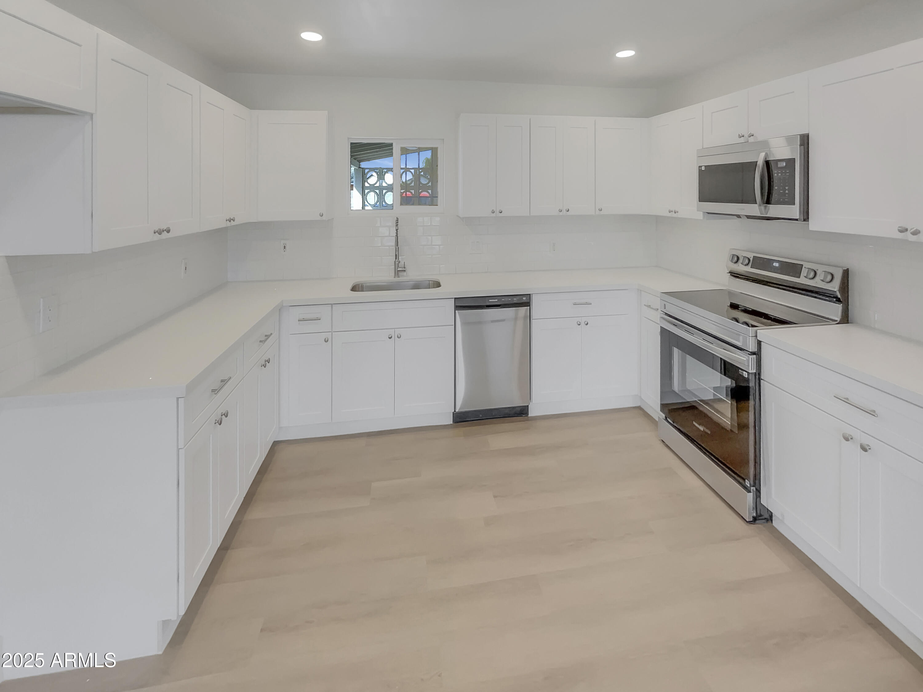 6633 W COLTER Street