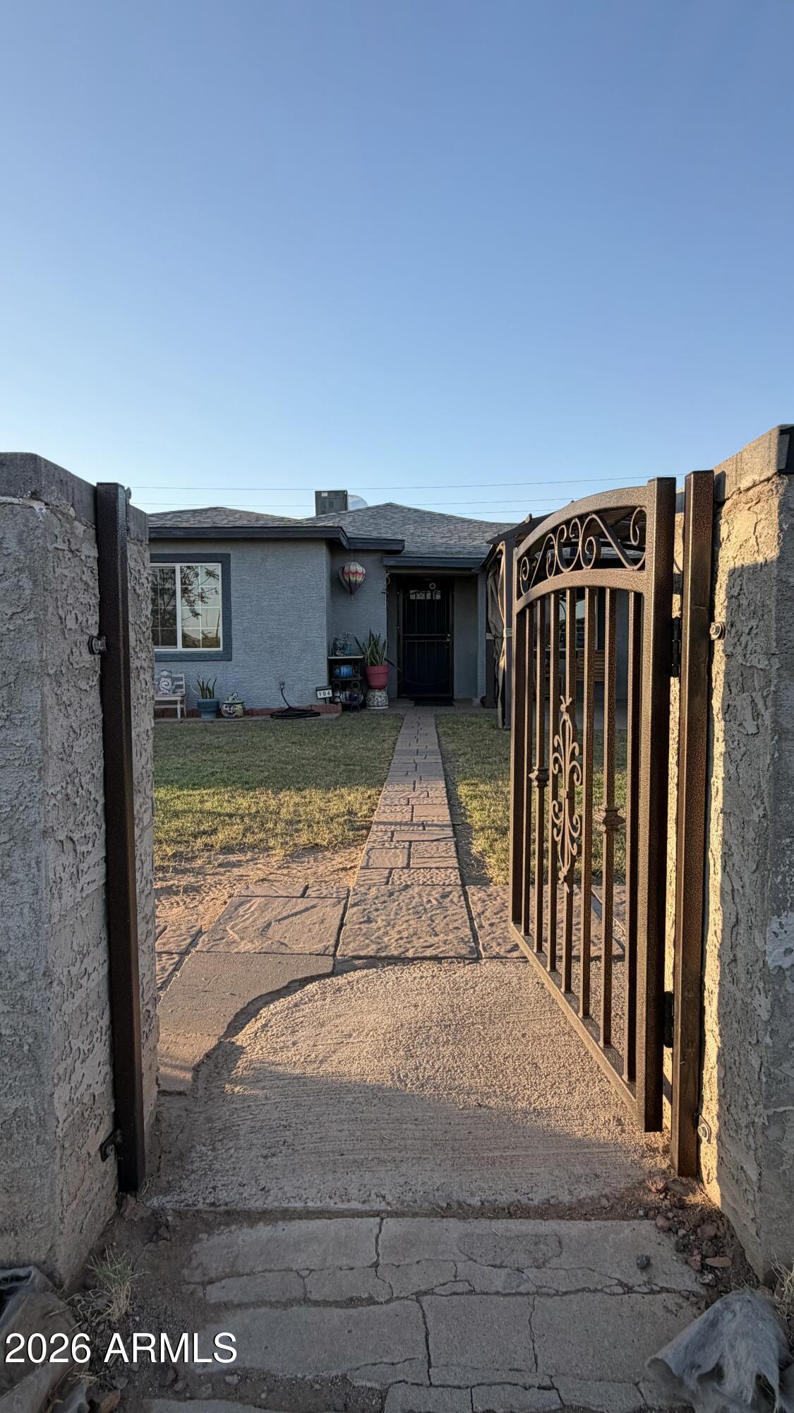 104 W PUEBLO Avenue
