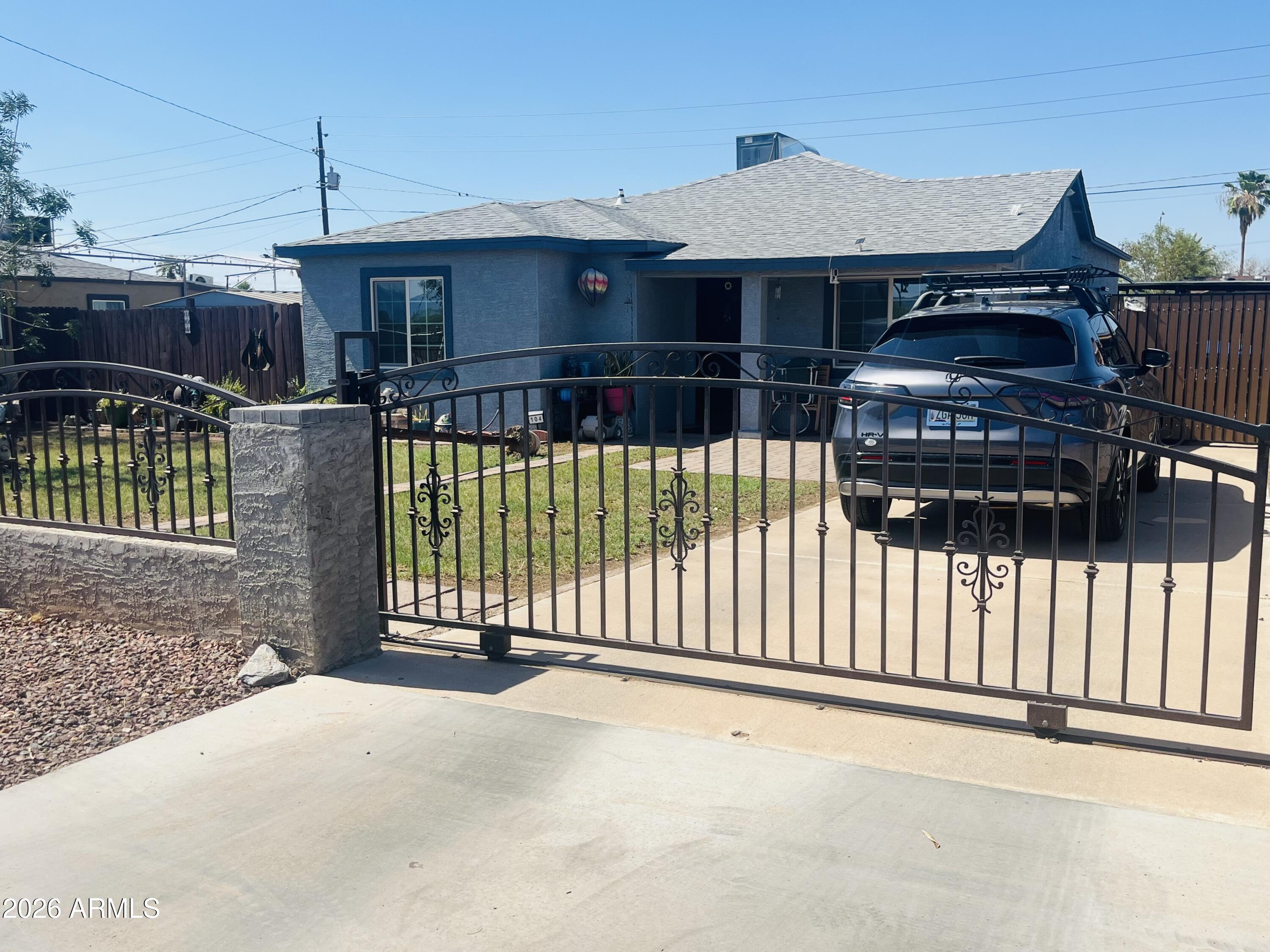 104 W PUEBLO Avenue