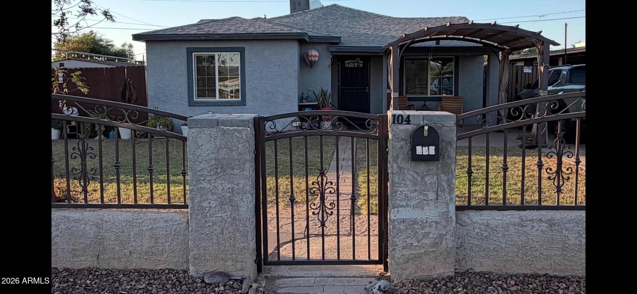 104 W PUEBLO Avenue