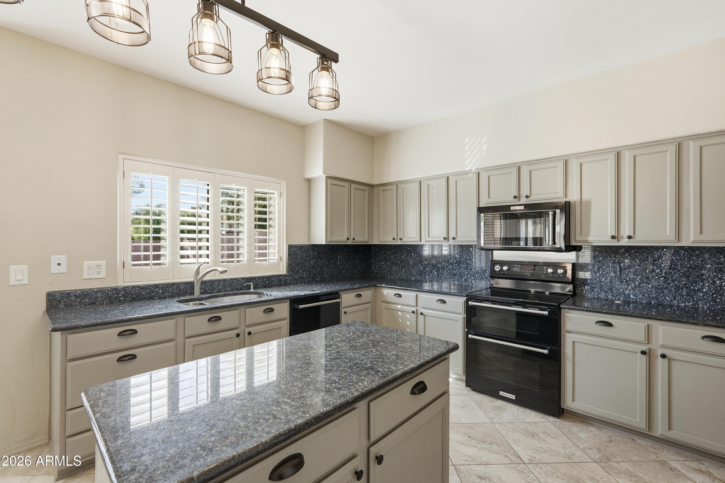 2201 W REDWOOD Drive