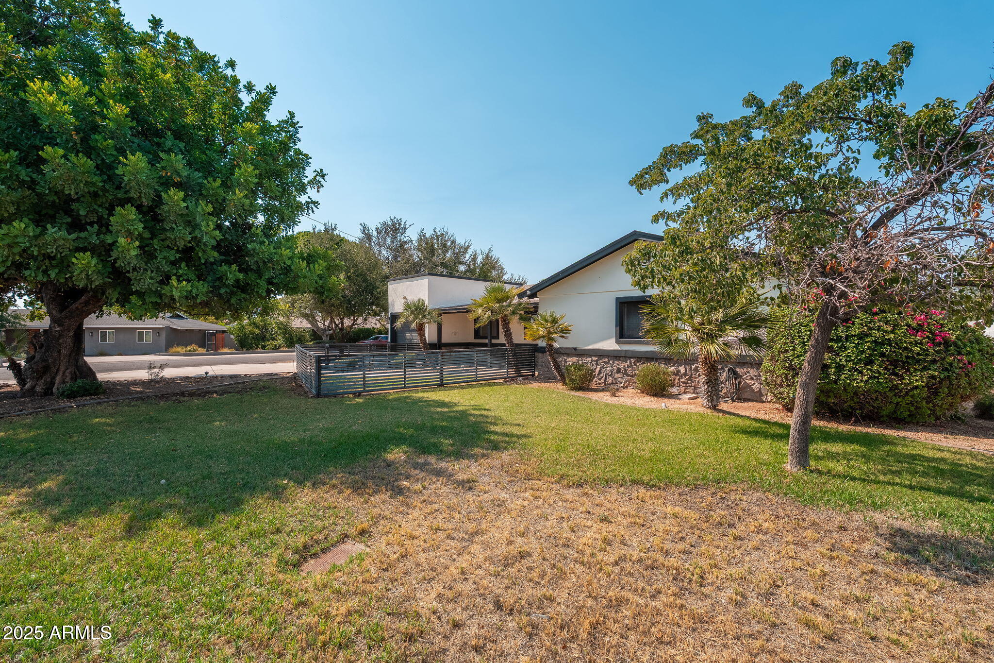 3002 E GLENROSA Avenue