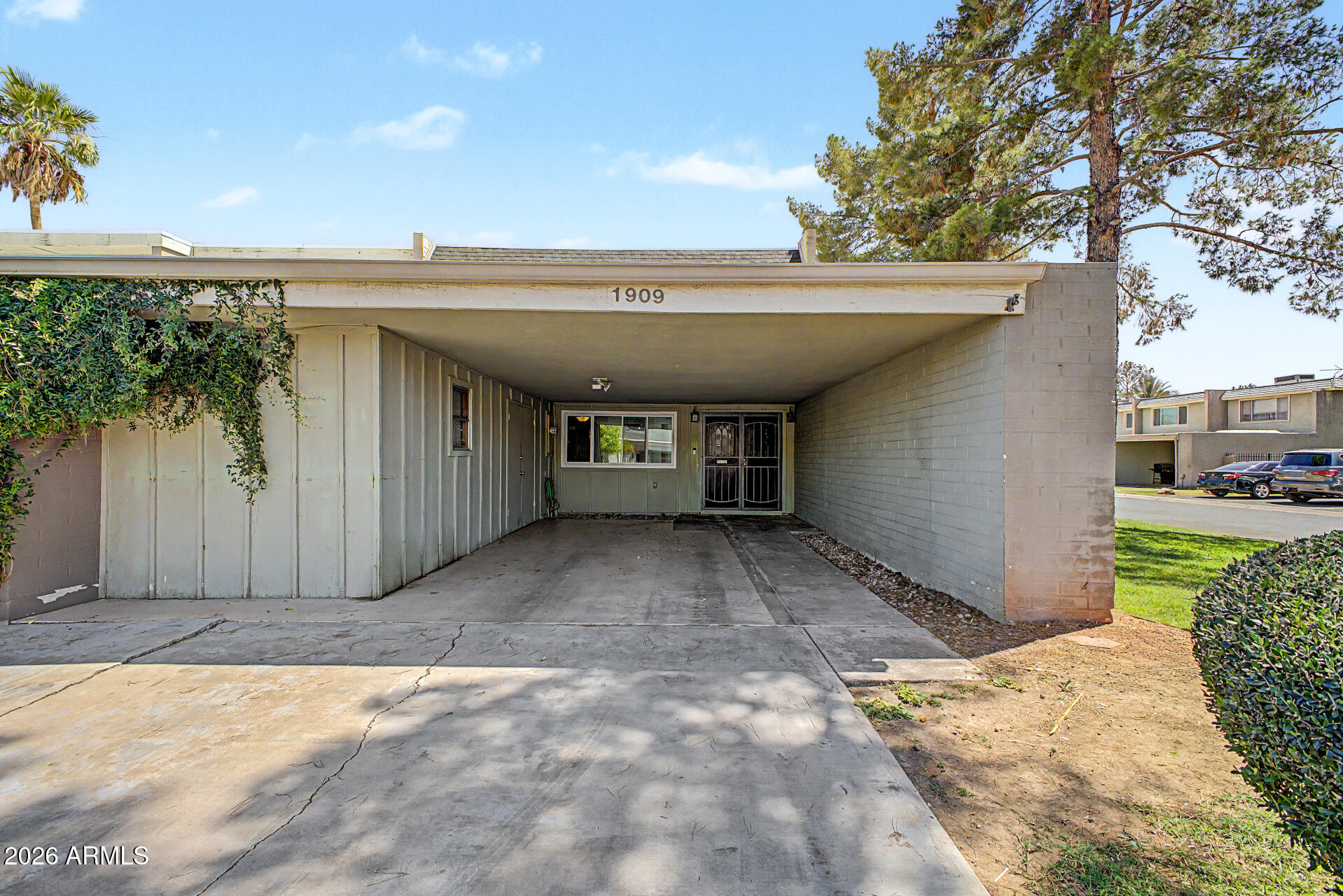1909 W BELMONT Avenue