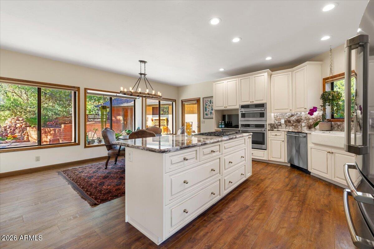 231 PALISADES Drive N