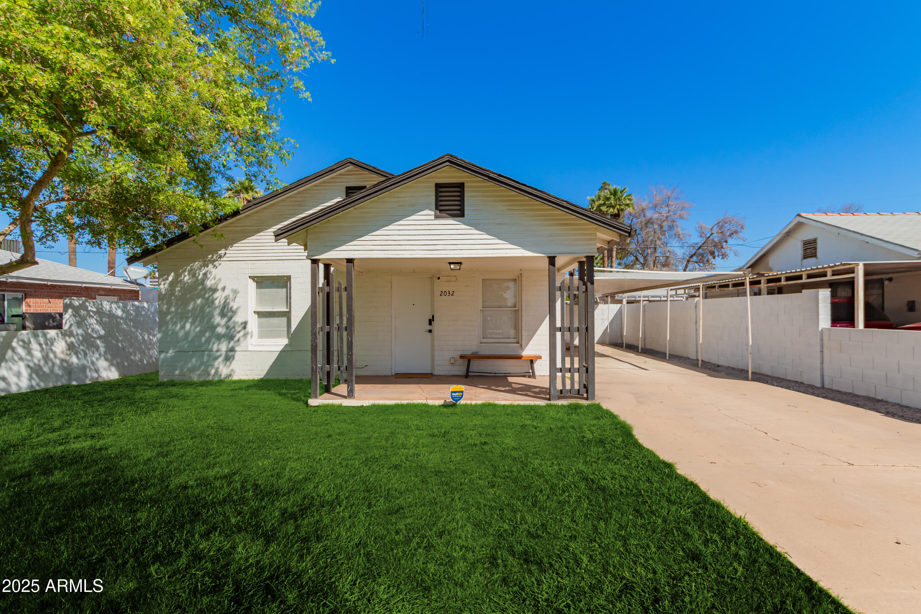 2032 E HARVARD Street