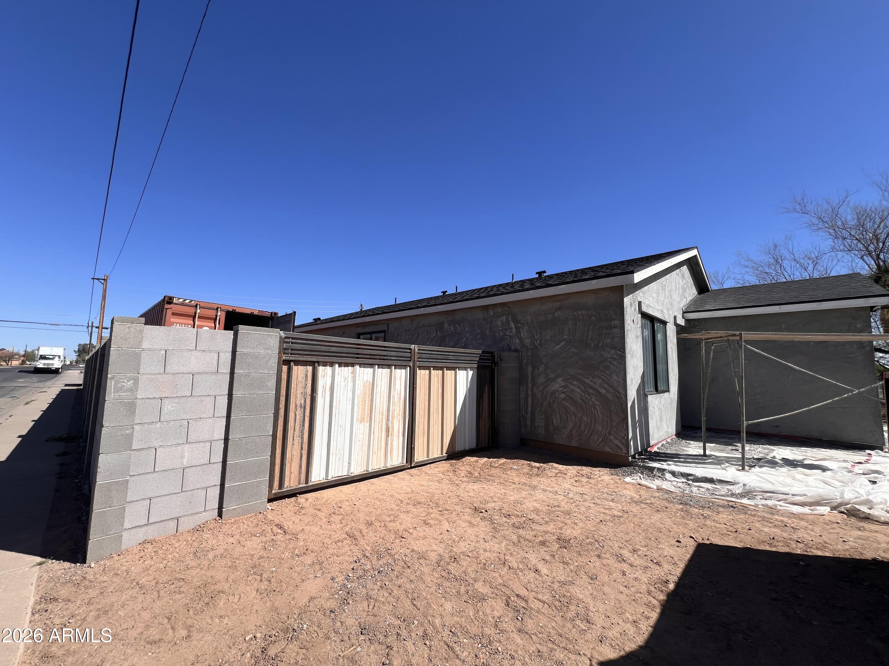 392 W LINCOLN Avenue