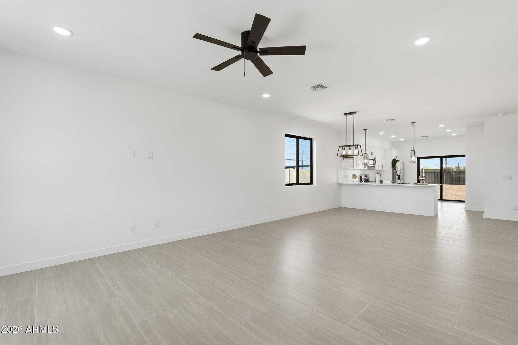 392 W LINCOLN Avenue