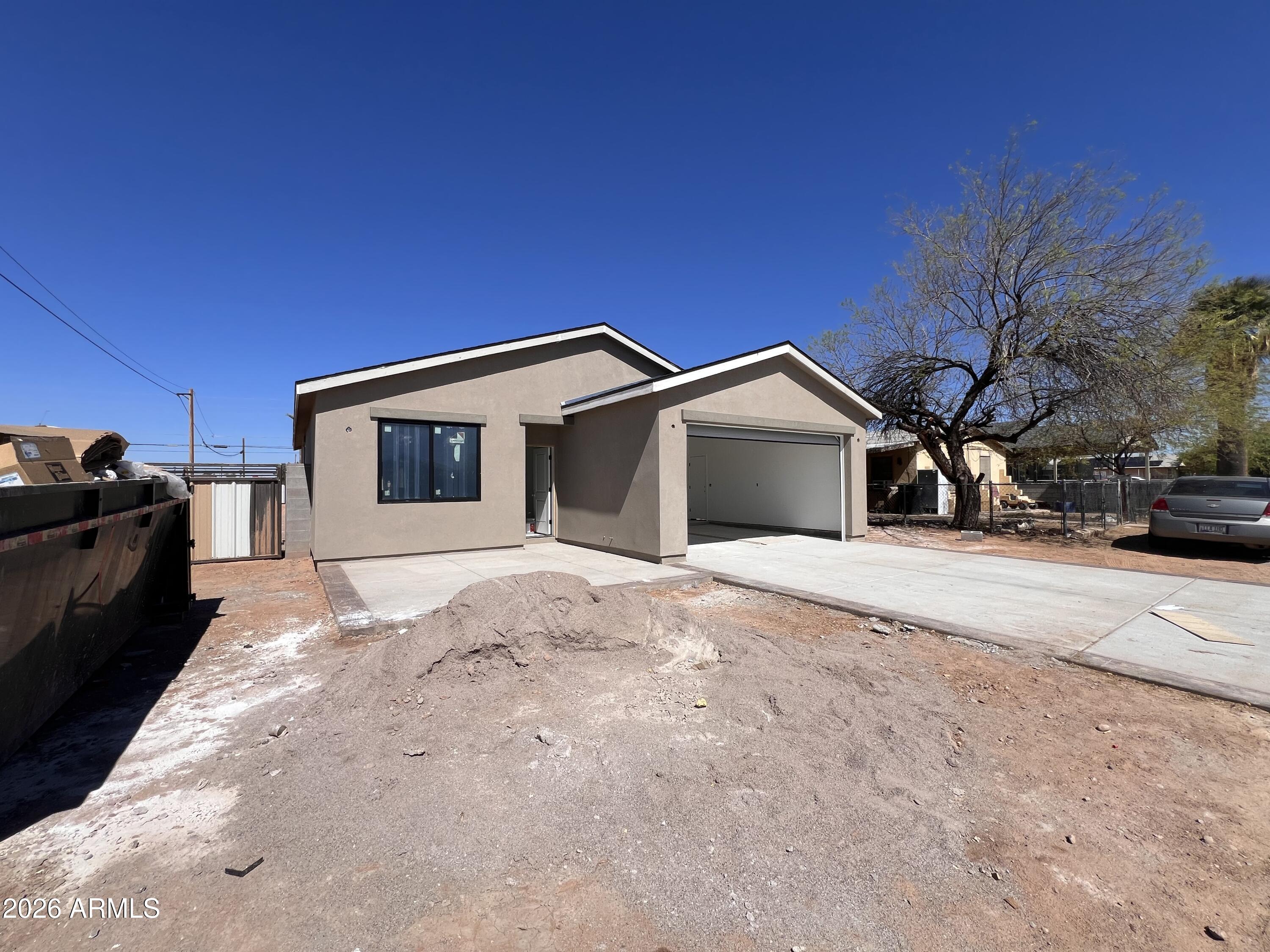 392 W LINCOLN Avenue