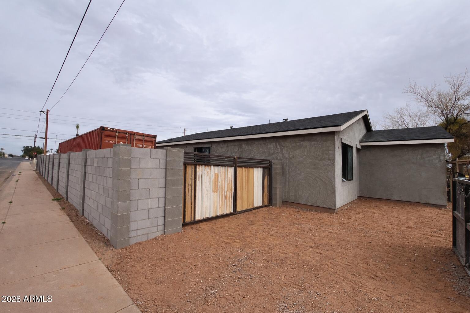 392 W LINCOLN Avenue