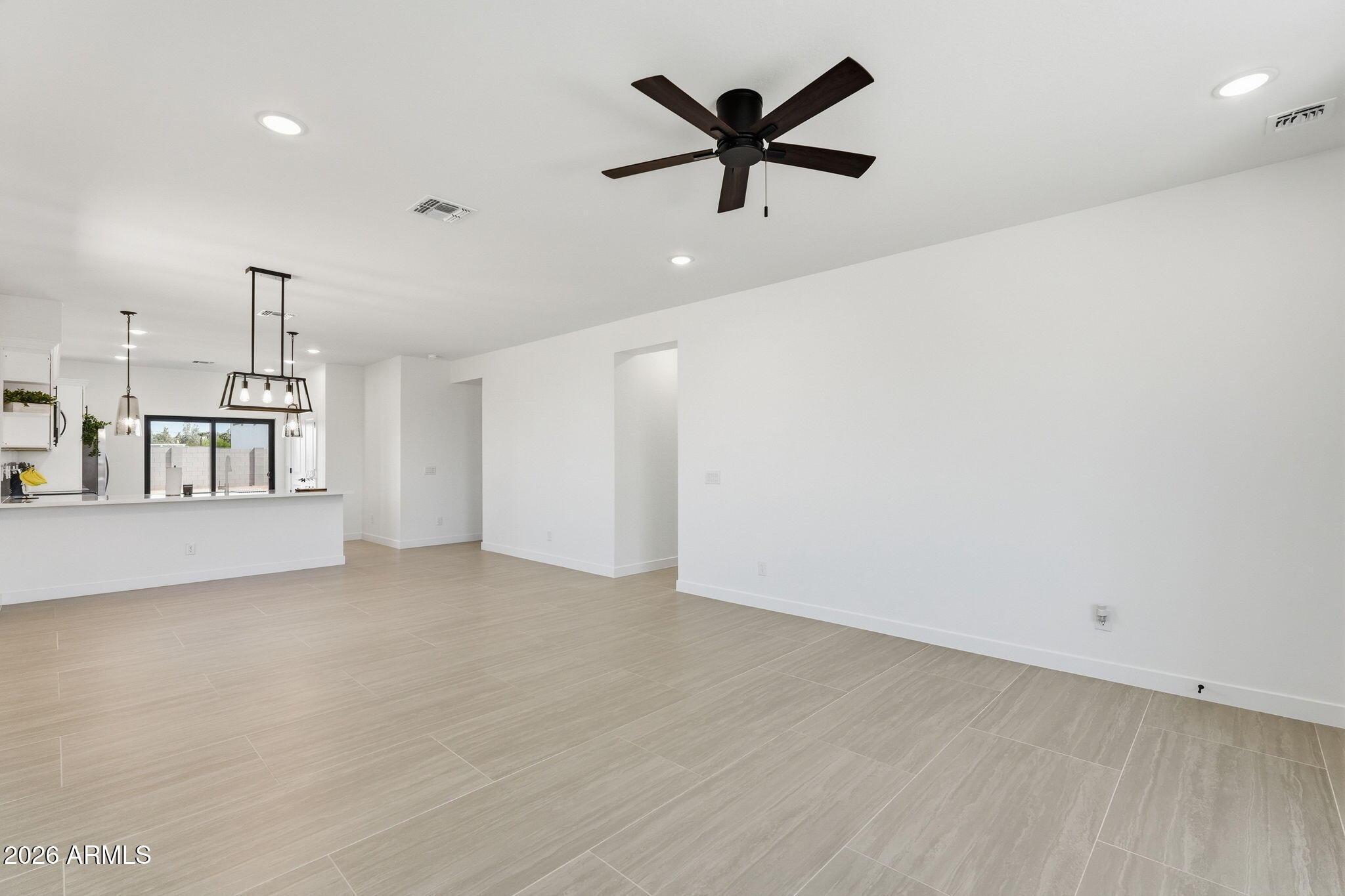 392 W LINCOLN Avenue