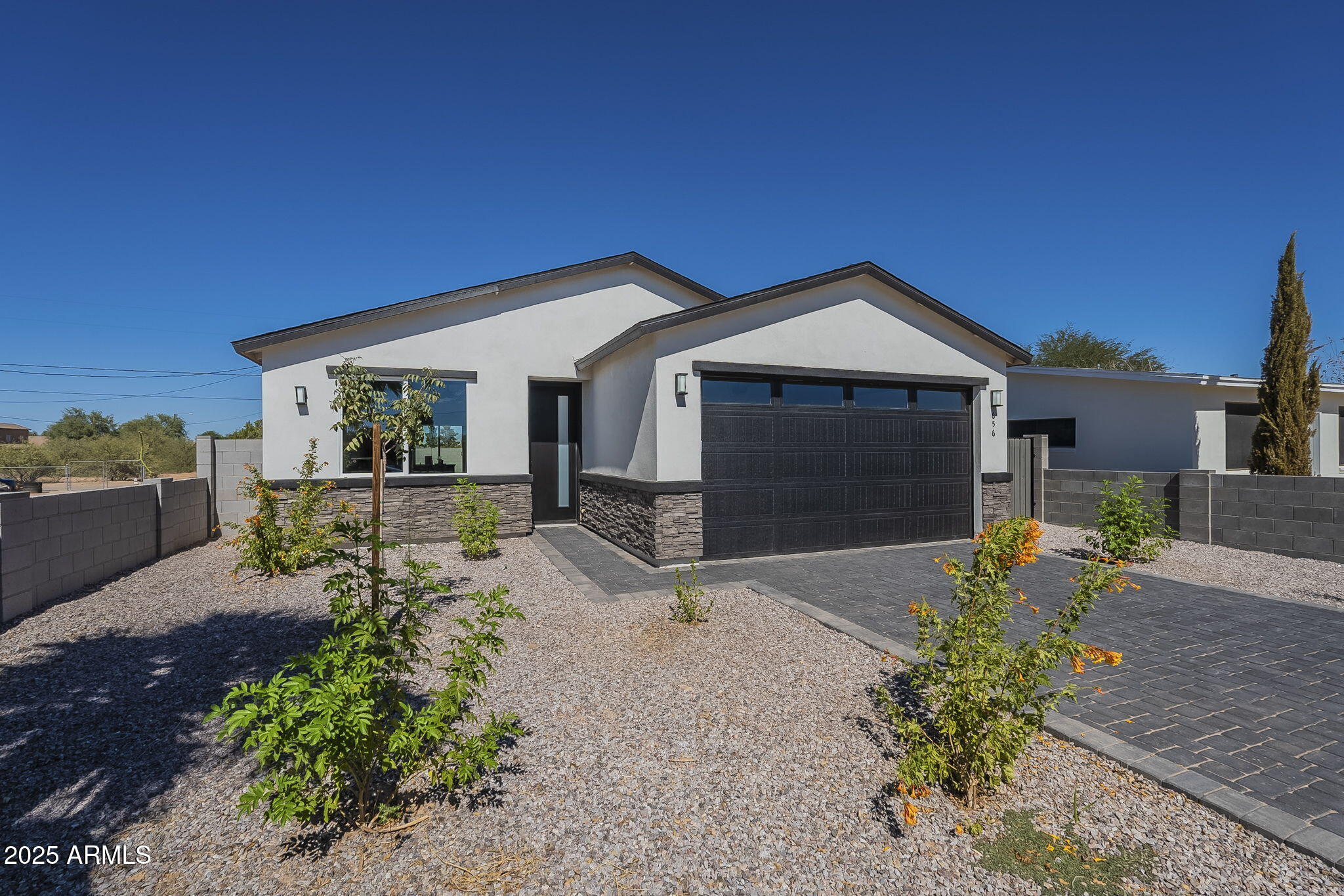 392 W LINCOLN Avenue