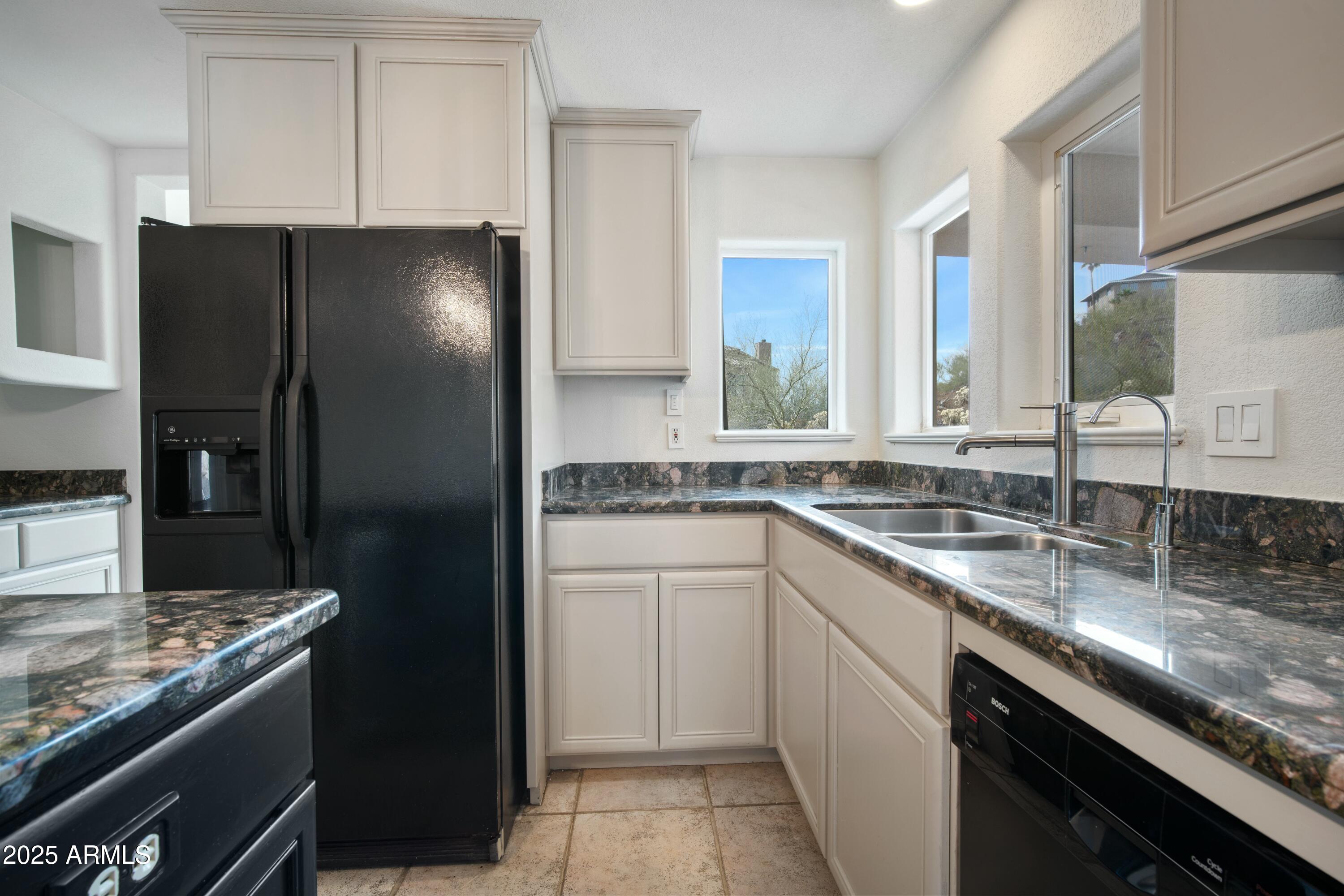 1428 E LAS PALMARITAS Drive
