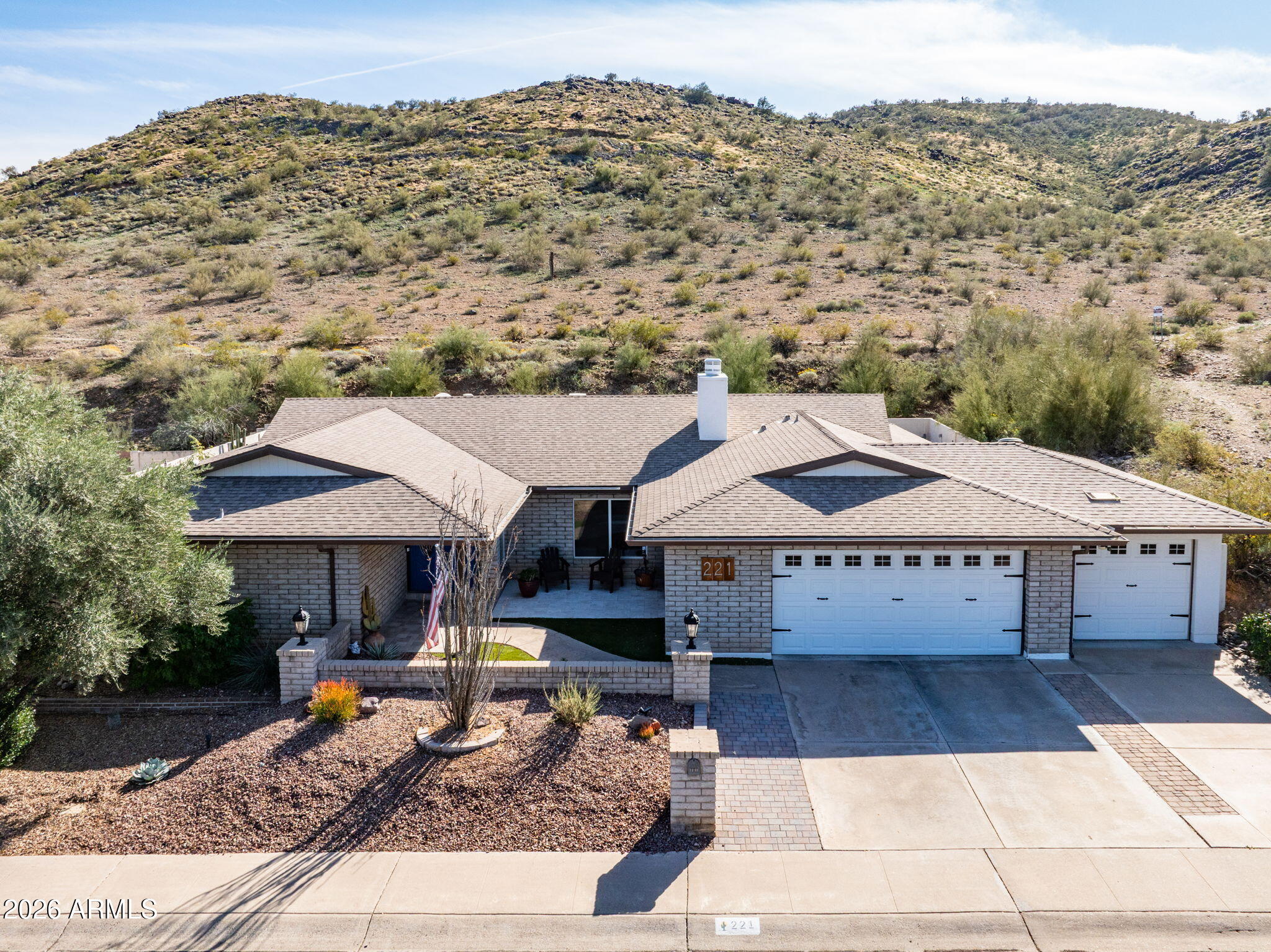 221 W SWEETWATER Avenue