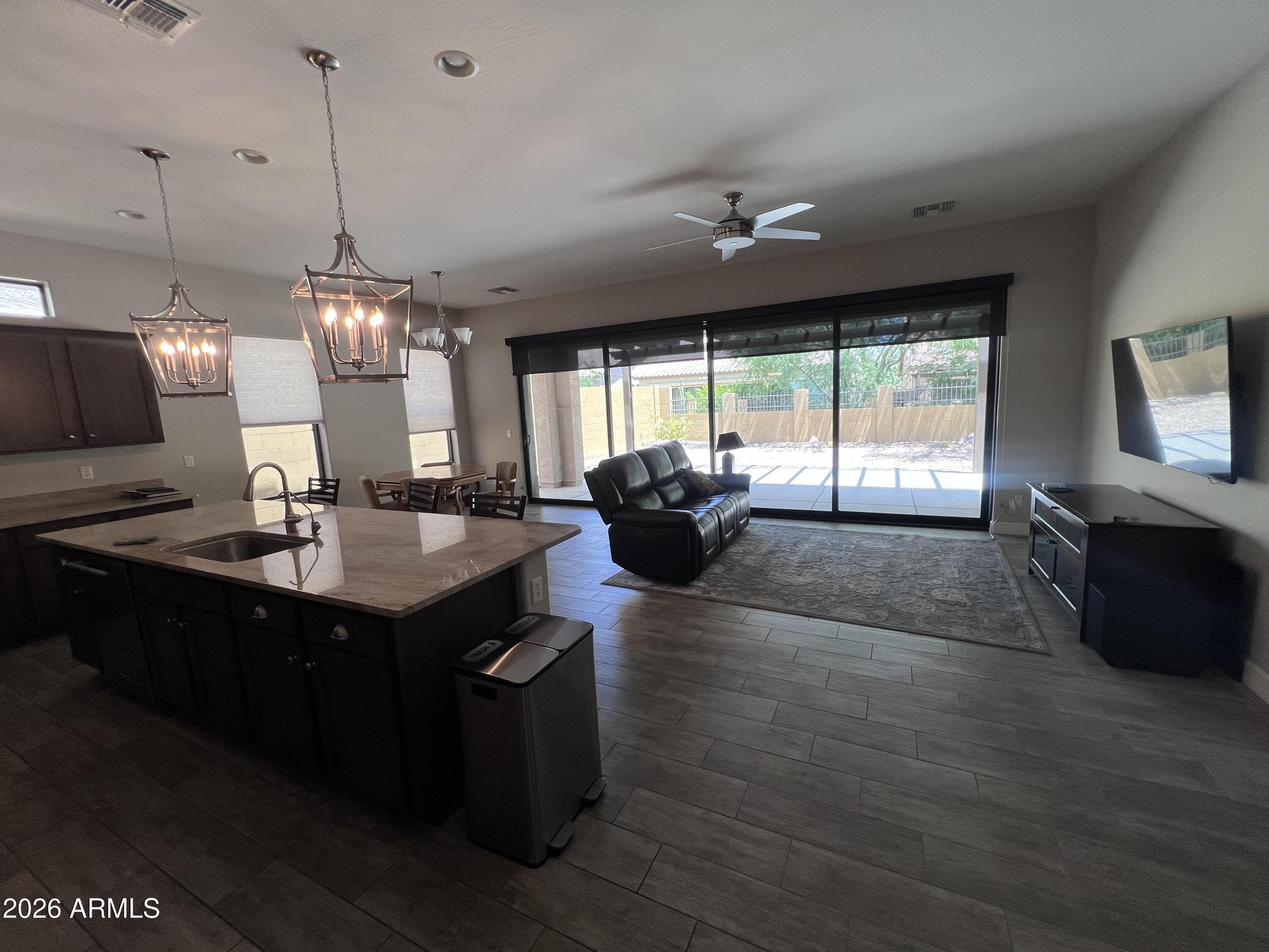 2065 N CANELO Hills