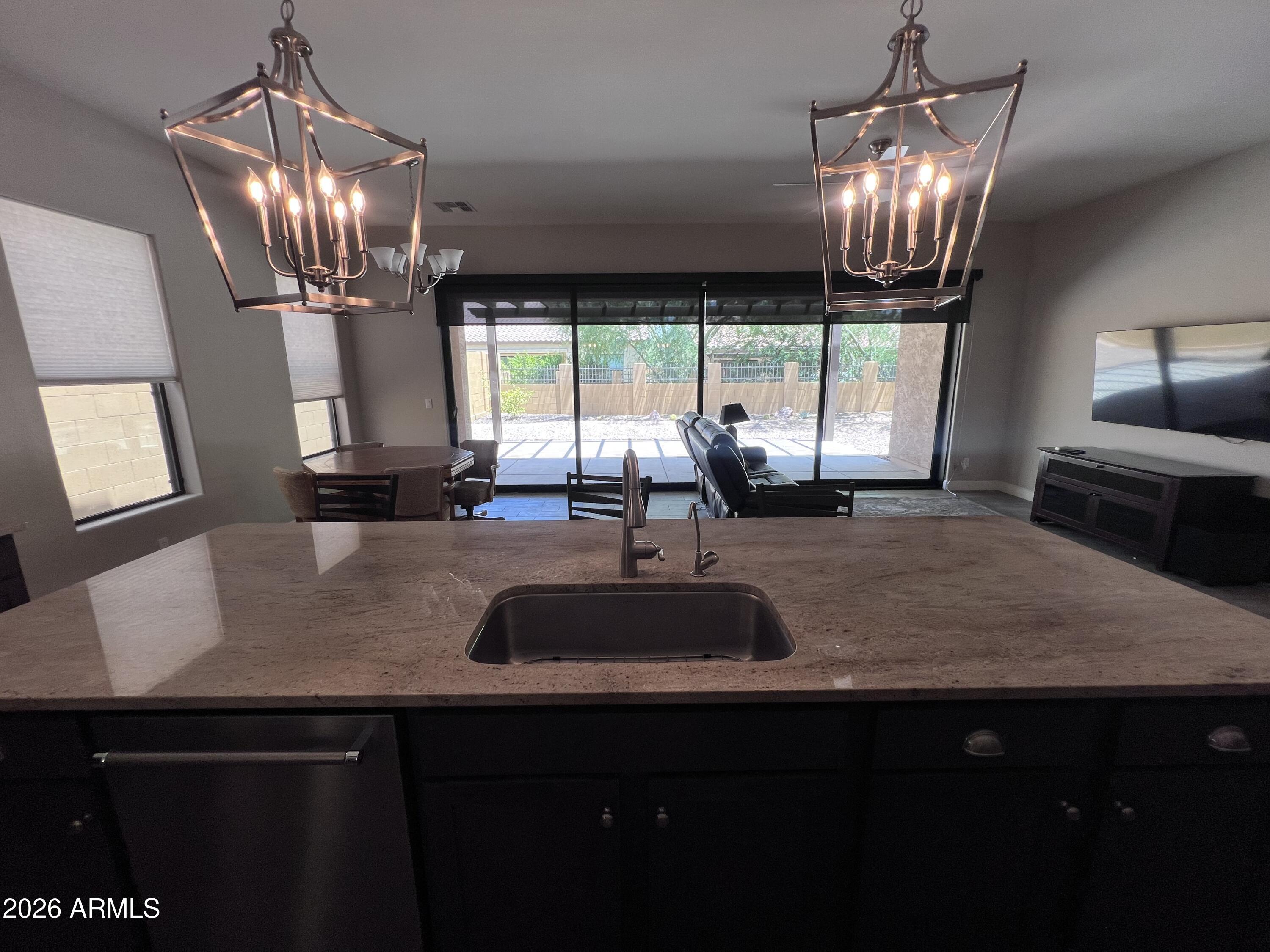 2065 N CANELO Hills