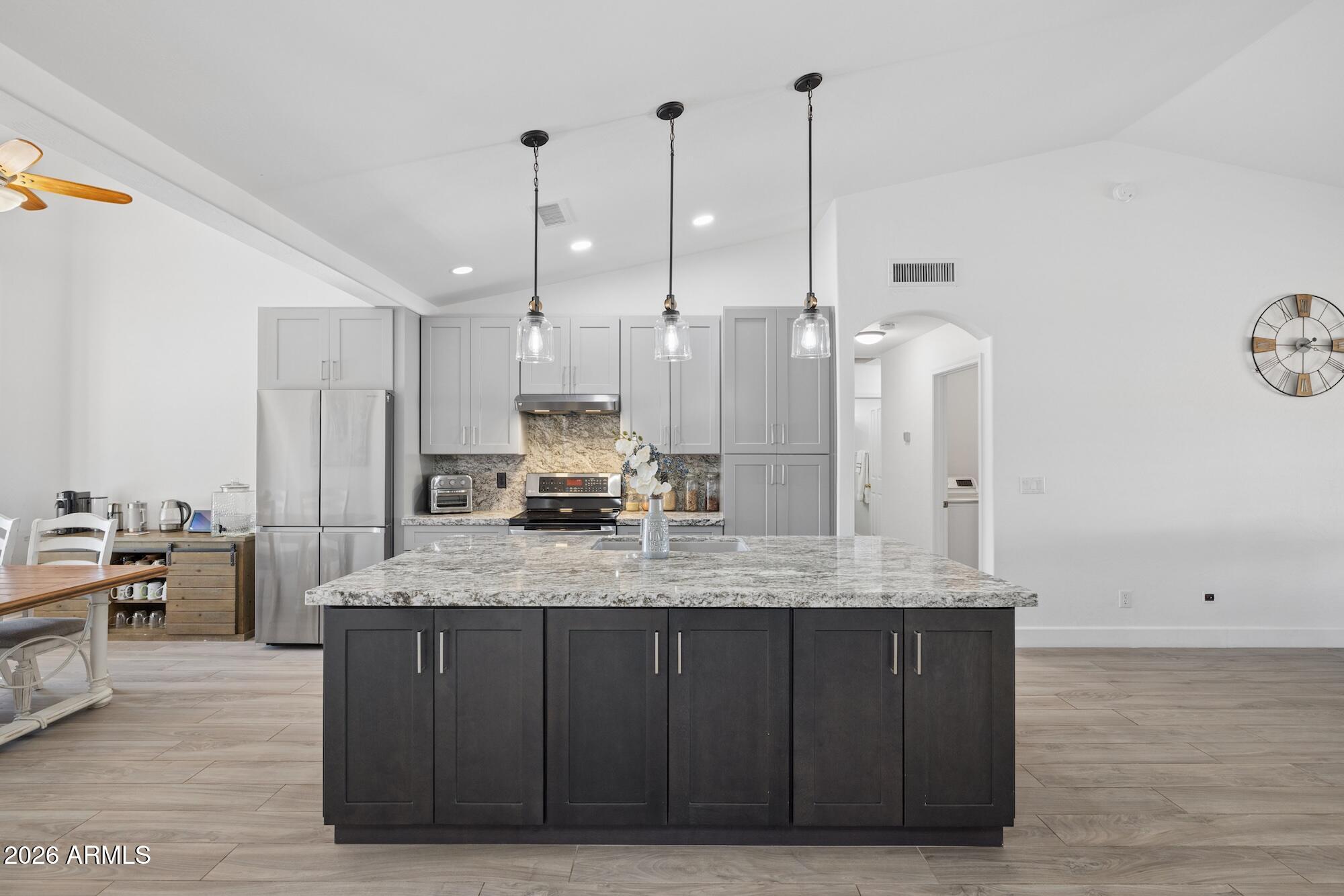 907 N MOUNTAIN Road