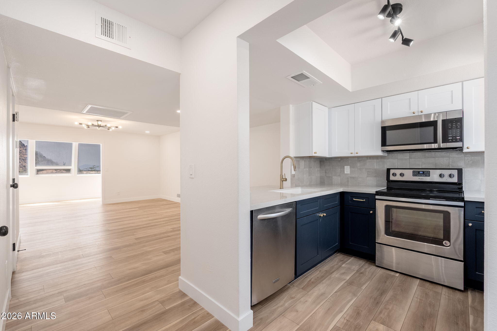 1601 W SUNNYSIDE Drive 121