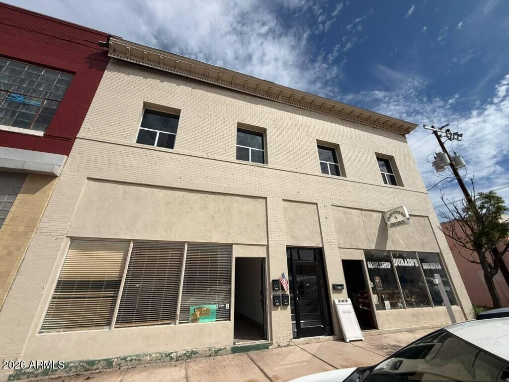 532 E 11TH Street