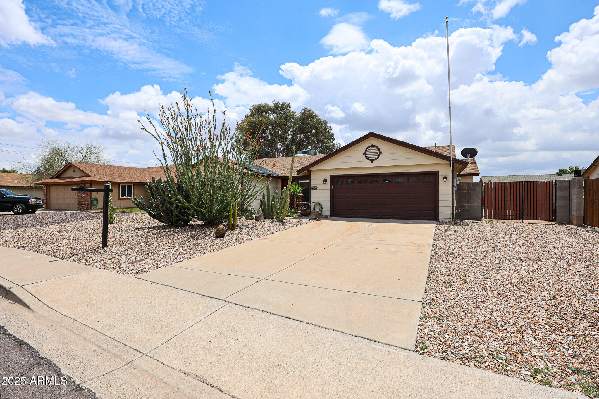 6313 W PARADISE Lane