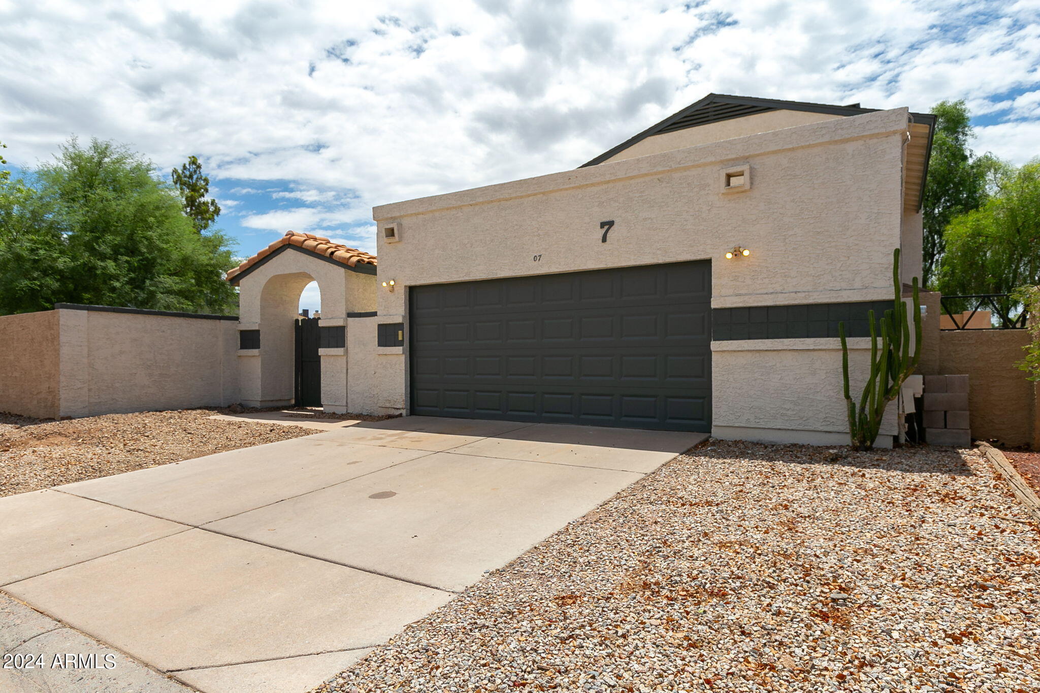 619 E Jensen Street 7